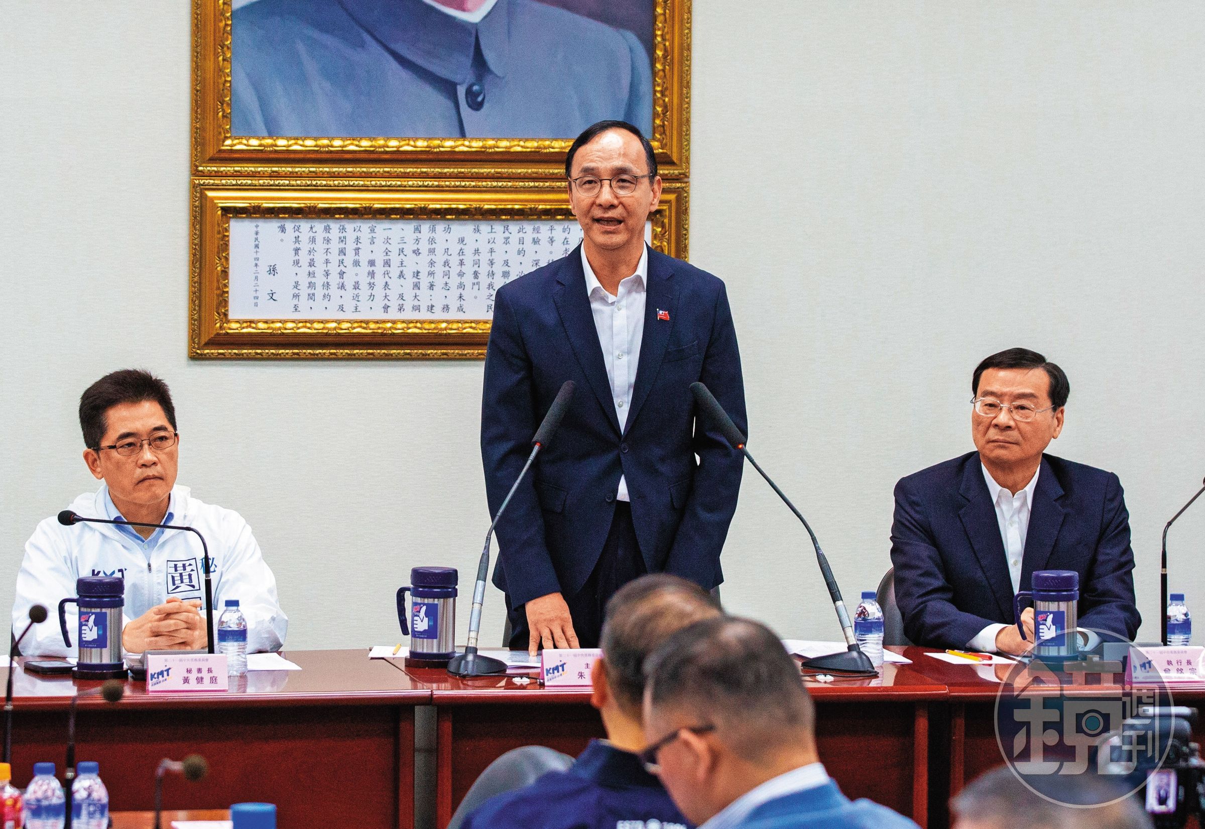 朱立倫(中)為穩住黨內局勢,接下來將全力協助立院黨團運作。