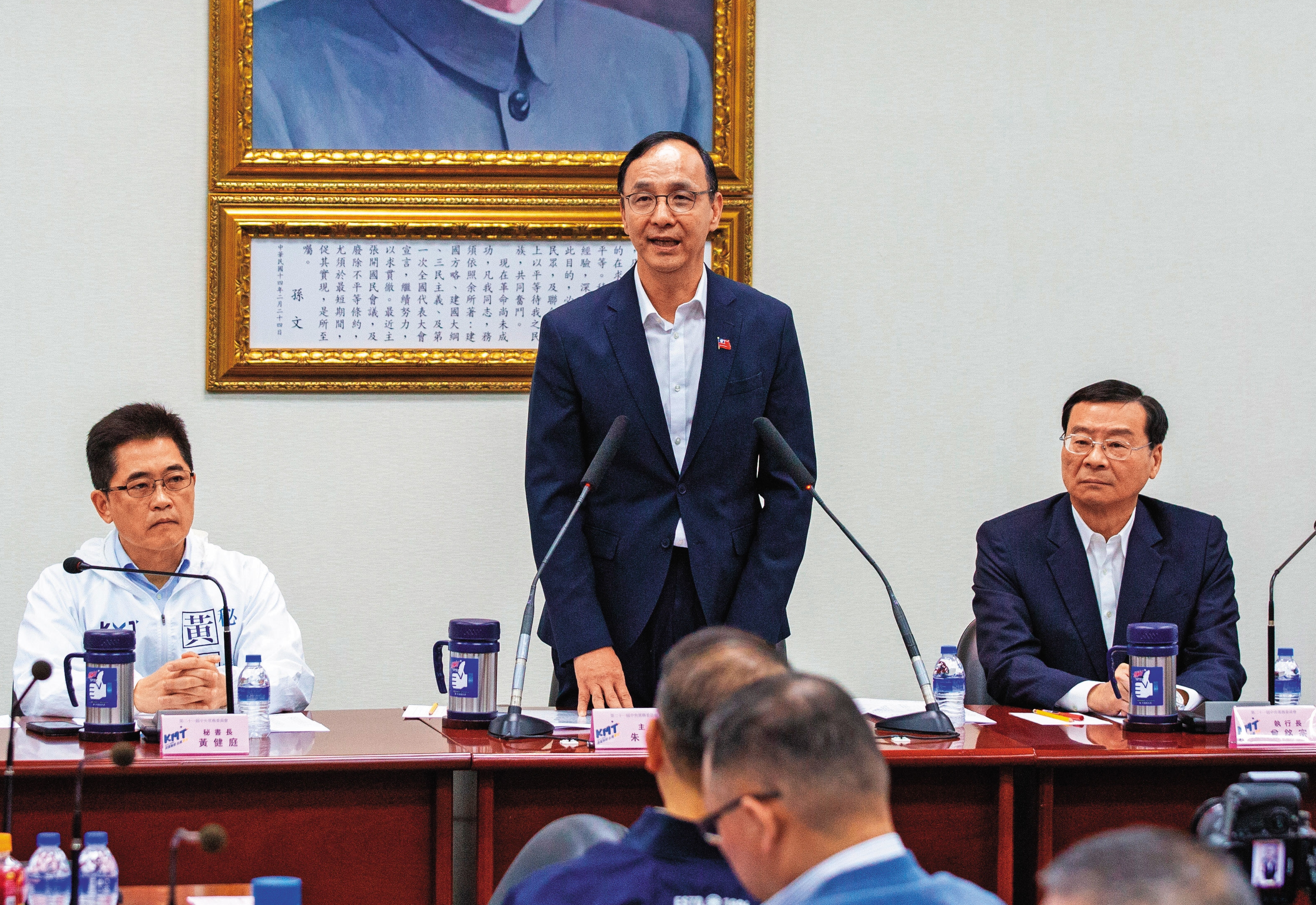 朱立倫(中)為穩住黨內局勢,接下來將全力協助立院黨團運作。