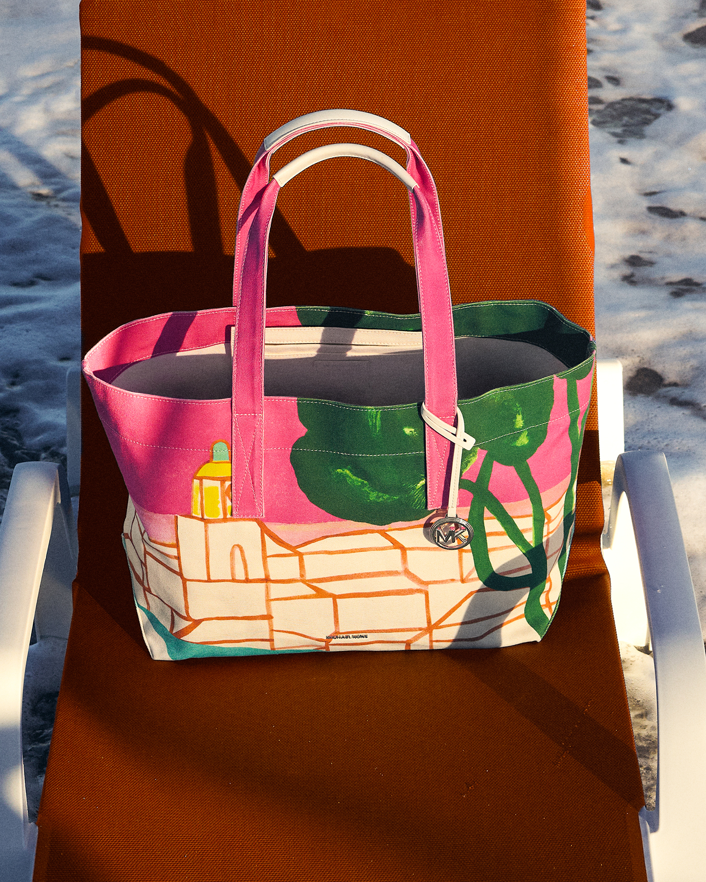 MICHAEL KORS x Christina Zimpel聯名膠囊系列The Michael Bag粉色印花托特包。NT$9,900（MICHAEL KORS提供）