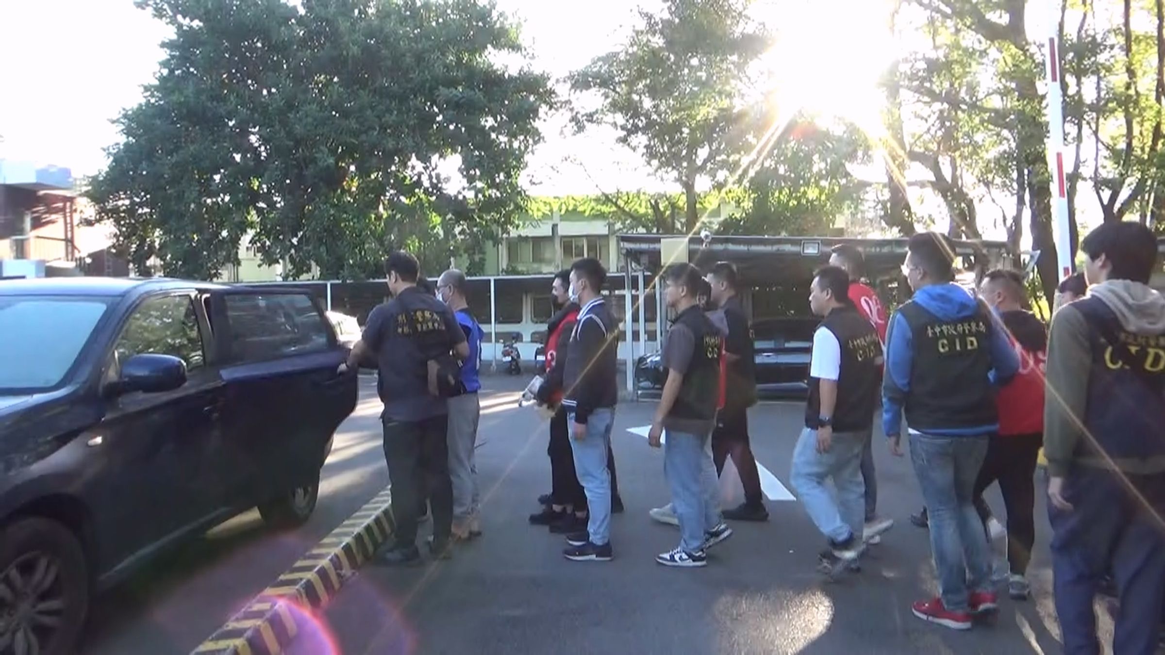 警方將顏男等10人移送新北地檢署偵辦。(警方提供)