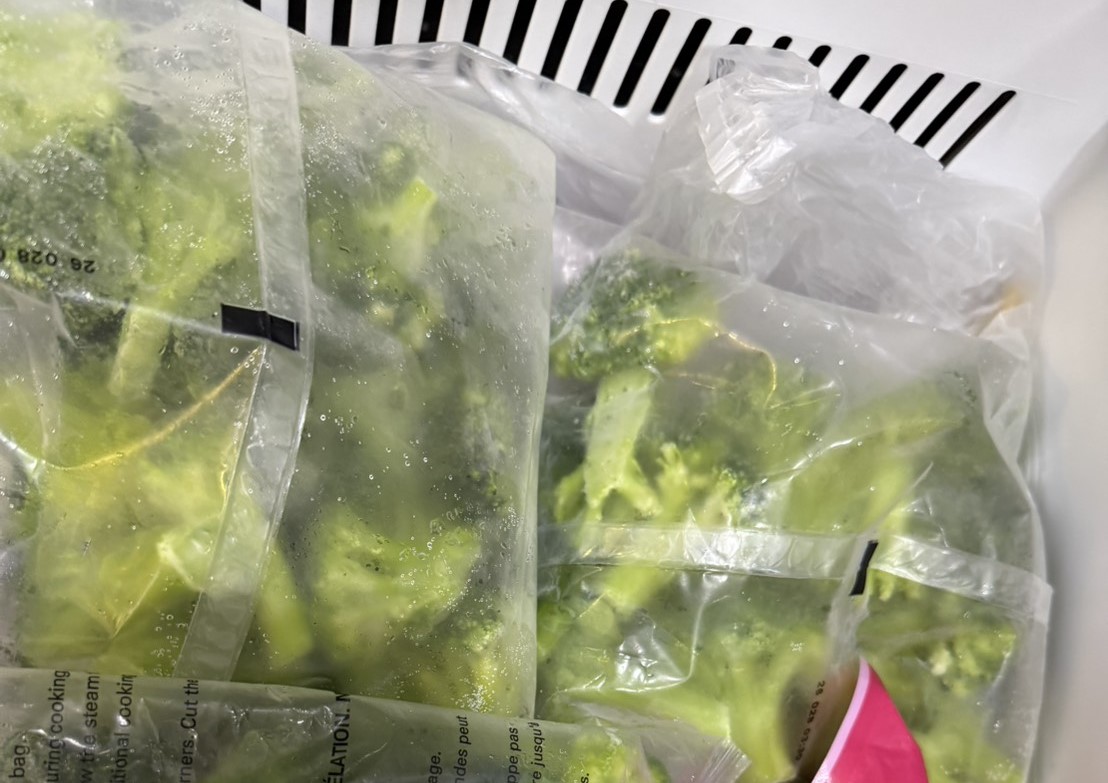 藥師陳澤鈞表示，好市多賣的冷凍花椰菜的營養，通常比放了幾天的新鮮花椰菜更完整。（翻攝《肌情藥師-藥師How棒》臉書）