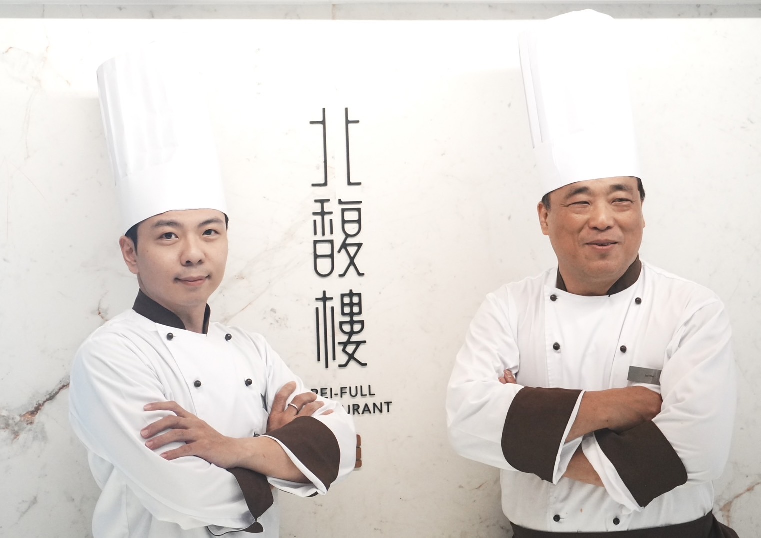 為重現上海菜風華，「北馥樓」請來古來文師傅（右）擔任行政主廚、唐祺幸師傅（左）任主廚一職。