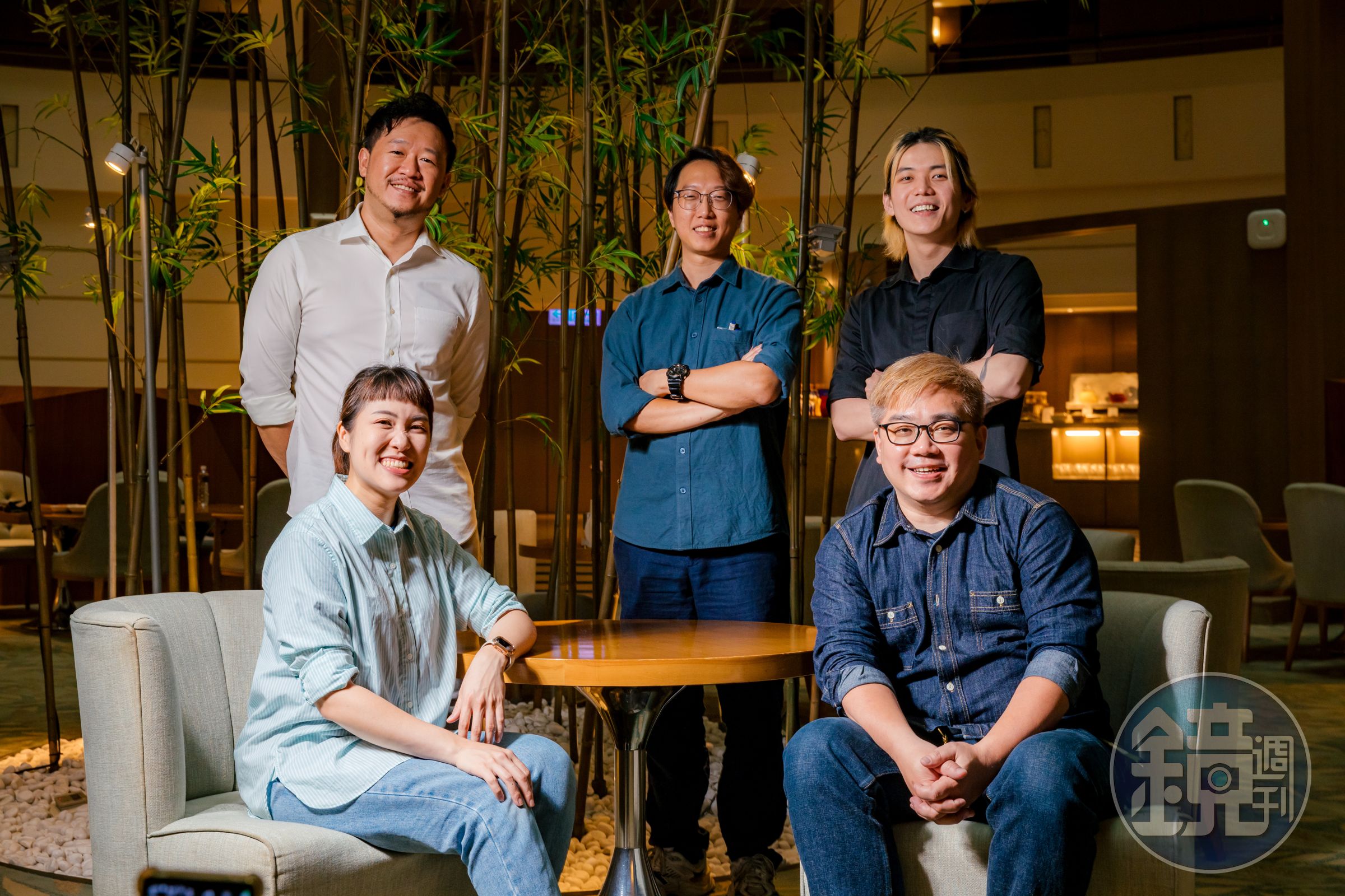 台南人氣調酒師「Bar TCRC」阿翔(右前)、「Phowa頗瓦」妙妙(左前)、「在島之後」大喬Joey Chen(左後)、「Bar Home」柏豪Chris(中後)與「鯤島」黃錦祥(右後),豪華陣容齊聚香格里拉客座。