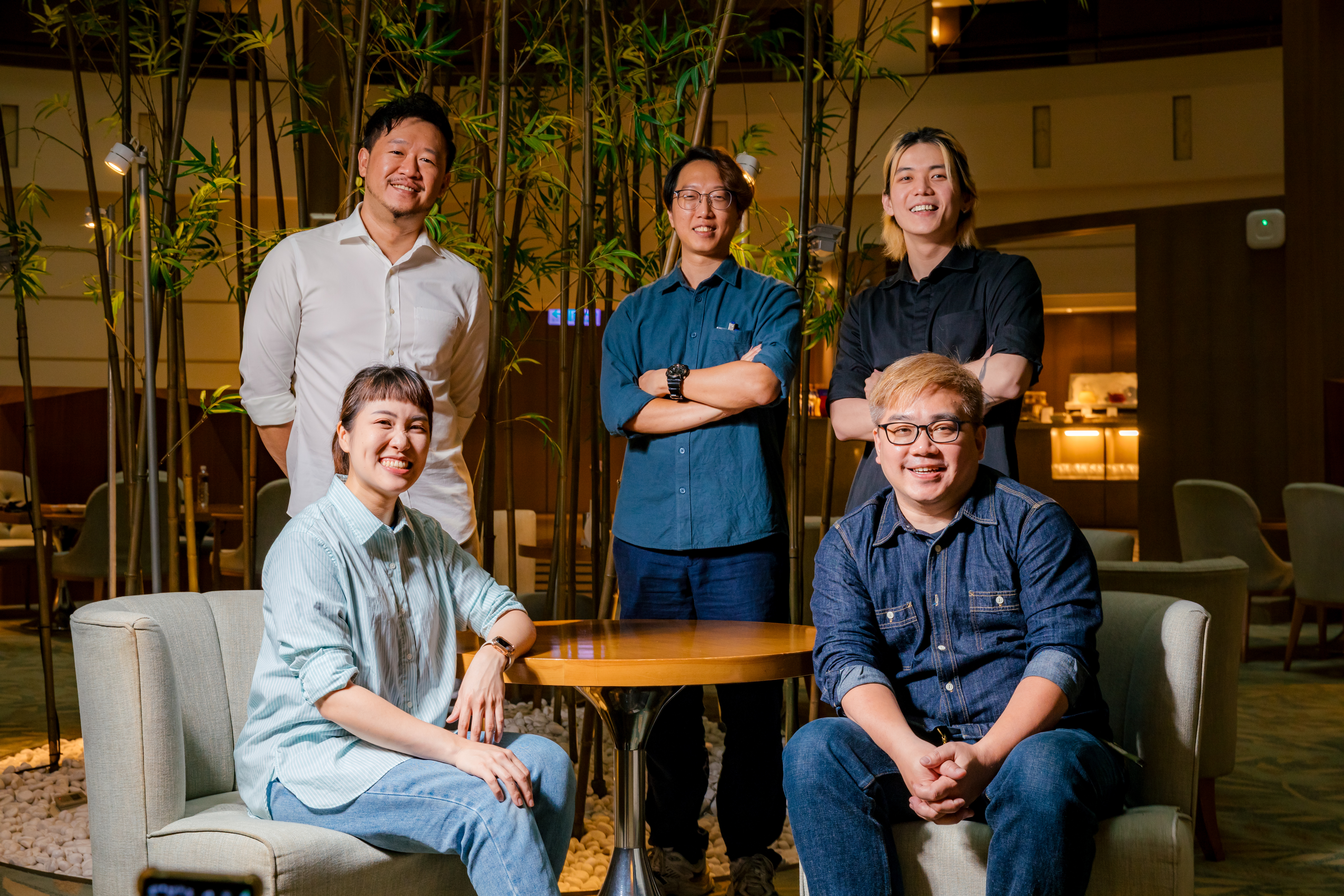 台南人氣調酒師「Bar TCRC」阿翔（右前）、「Phowa頗瓦」妙妙（左前）、「在島之後」大喬Joey  Chen（左後）、「Bar Home」柏豪Chris（中後）與「鯤島」黃錦祥（右後），豪華陣容齊聚香格里拉客座。