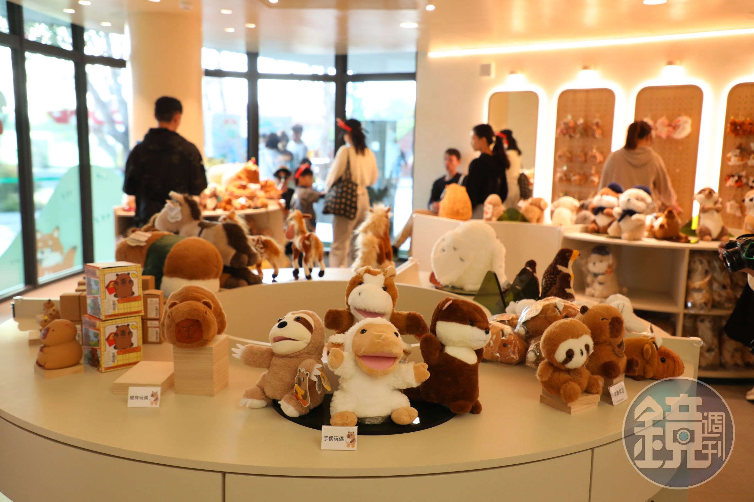 紀念品店裡陳列各式園區動物周邊，遊客可以挑選一隻帶回家作紀念。