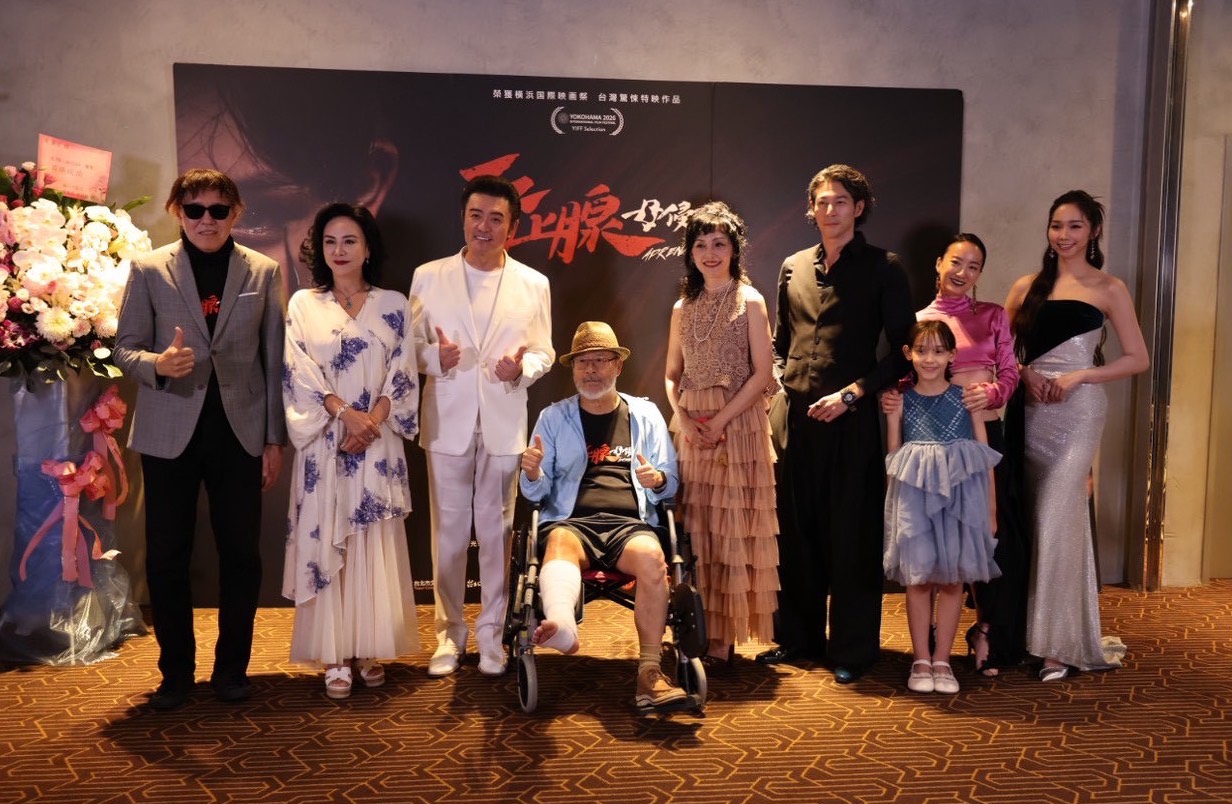 《腎上腺母侵》首映會，（左起）導演周騰率主創團隊田麗、李㼈、班鐵翔、南果步、郭鑫、何采蓁、劉黛瑩和陳蘊予（金莎）盛裝出席。（陽科國際提供）