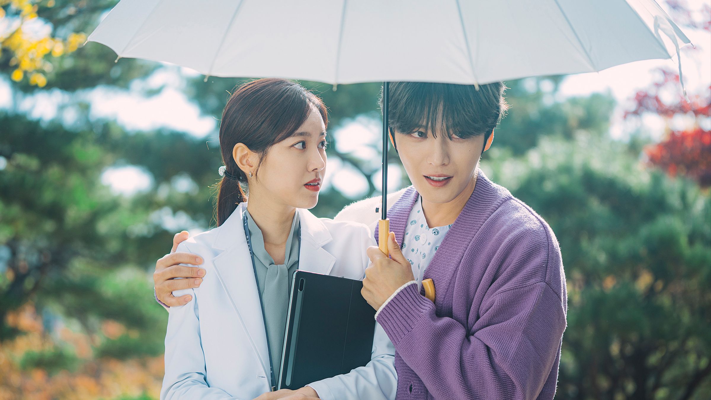 金在中於《壞記憶橡皮擦》與陳世娫談愛。(龍華電視提供)