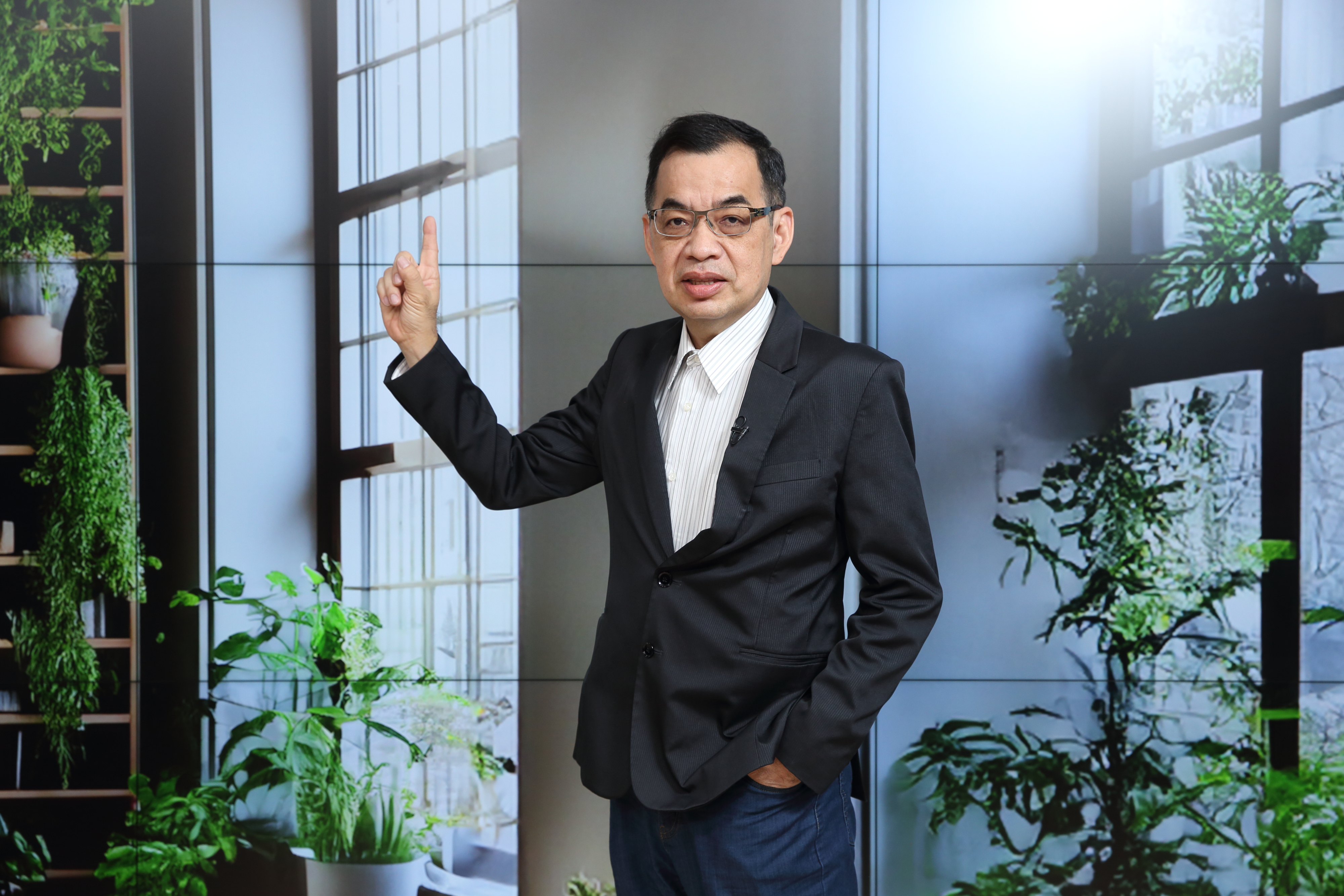 鄭廳宜去年底買進8張台積電，帳面獲利312萬元，他建議小資族有閒錢就買台積電。