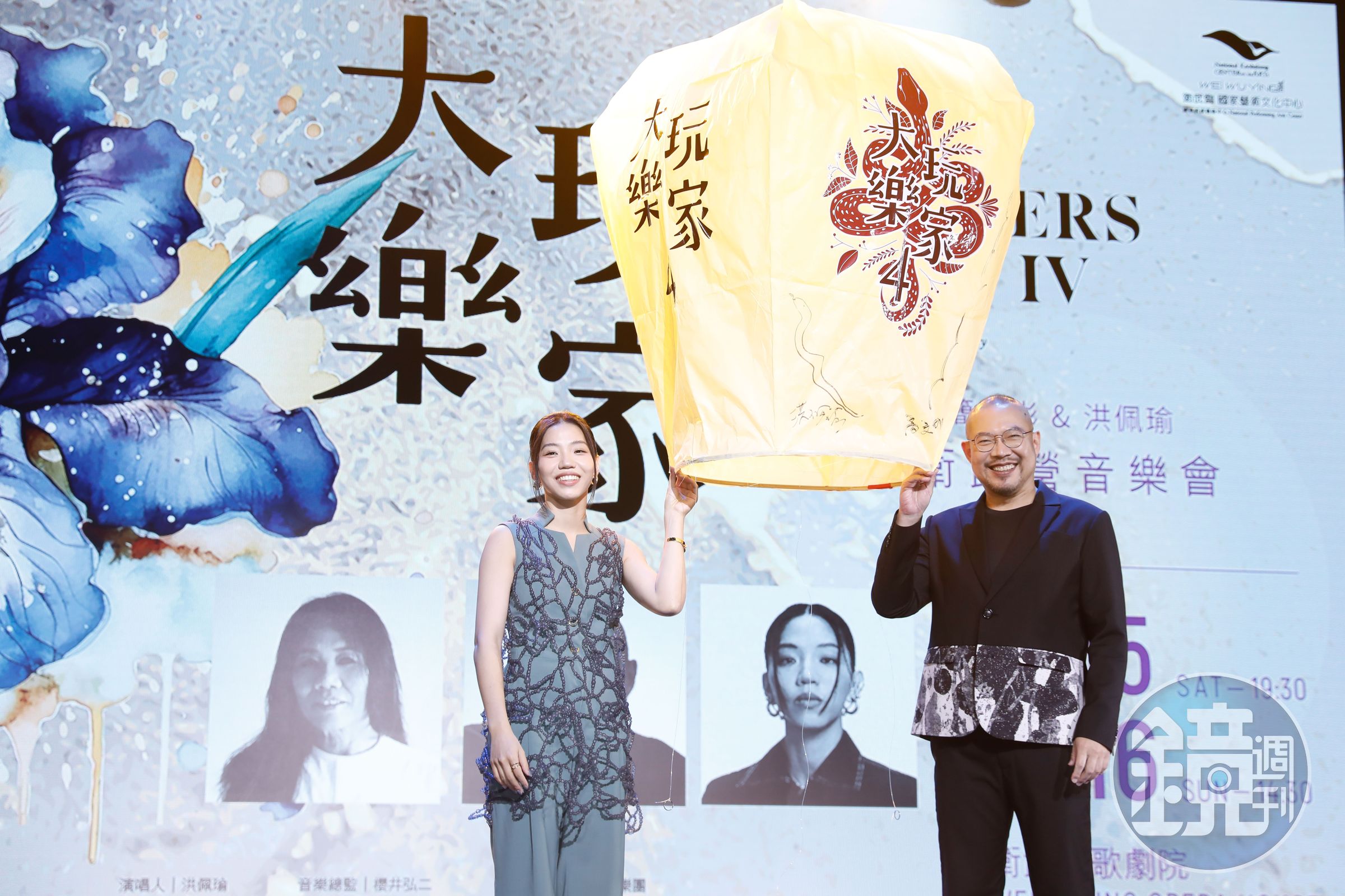 洪佩瑜與簡文彬點天燈祈求演唱會順利圓滿。