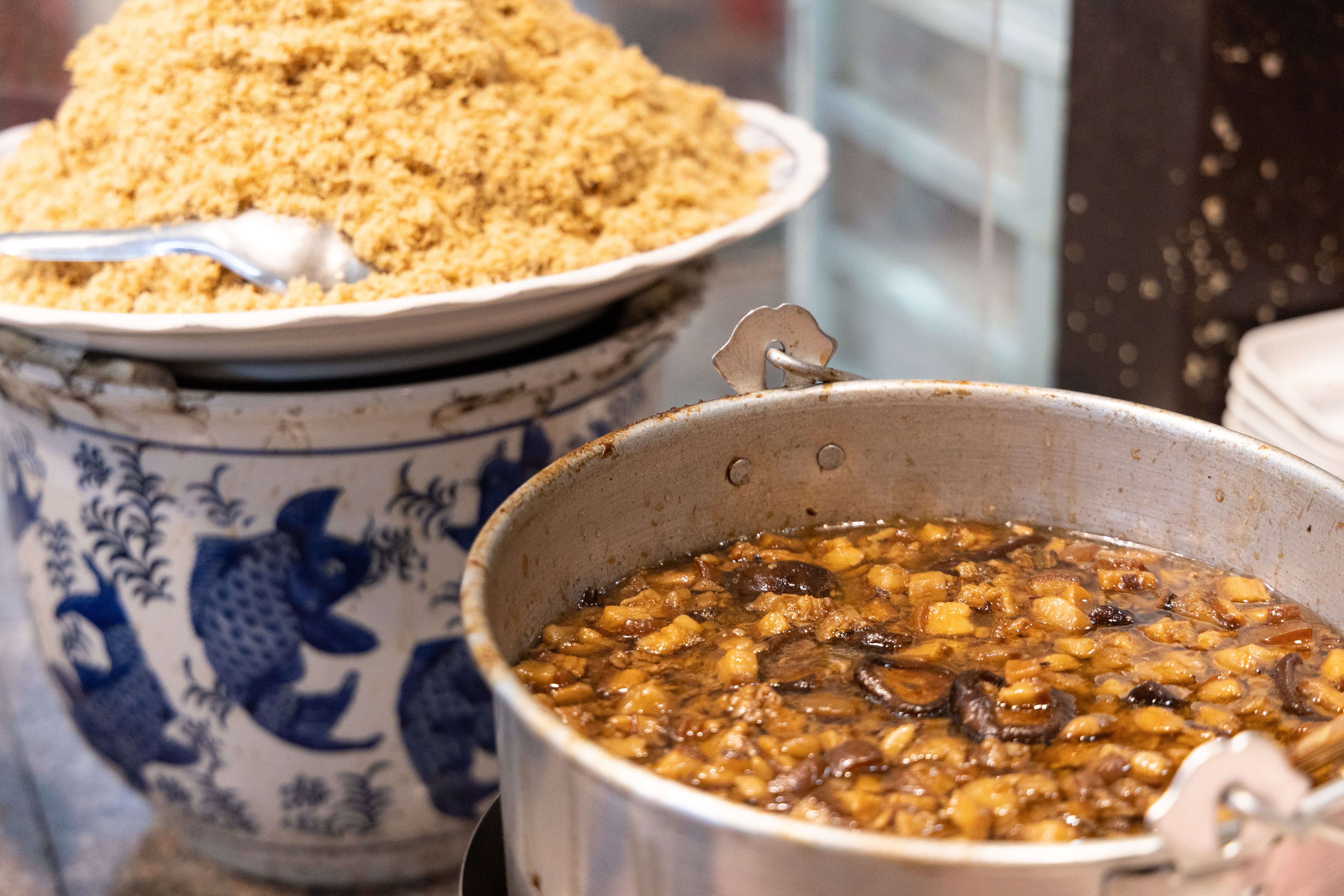 香菇肉臊和旗魚鬆已經就定位等待食客上門。