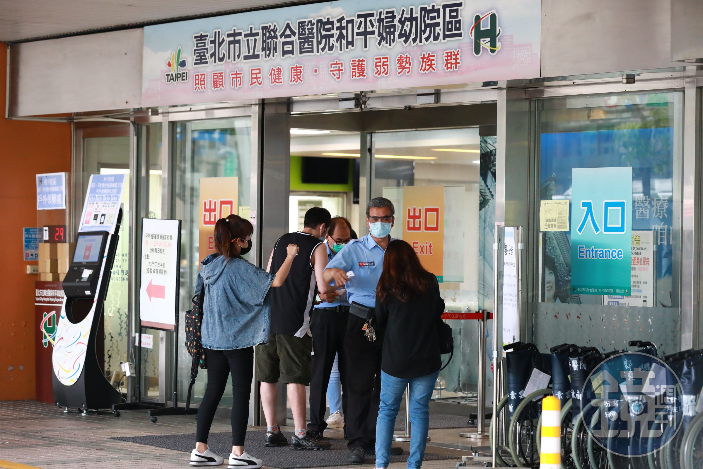 COVID-19與流感疫情儘管過高峰仍流行中,疾管署呼籲民眾做好個人防護措施。(本刊資料照)