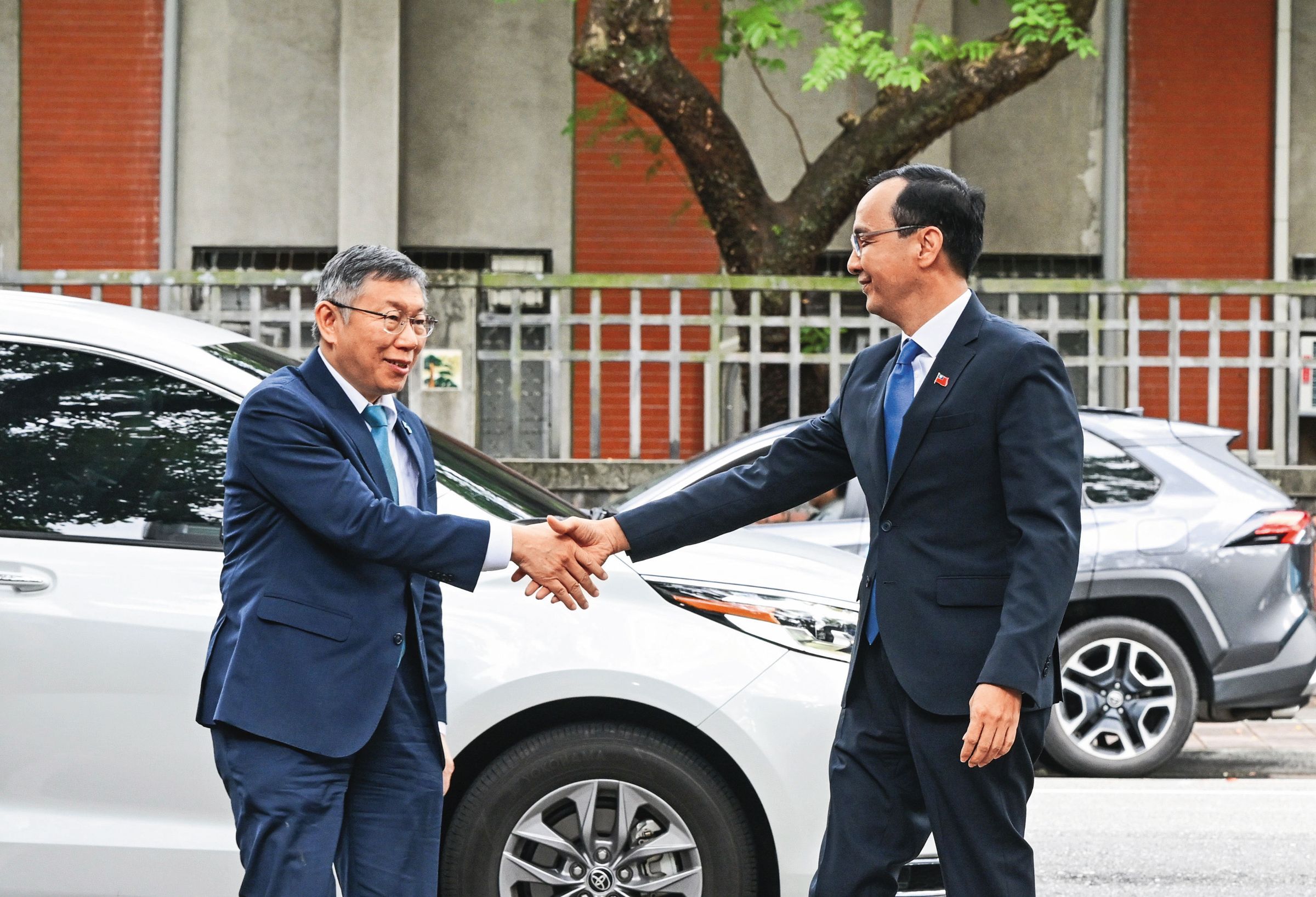 柯文哲（左）遭羈押近1年，藍白互動愈趨近合作、緊密，但柯交保後議題設定及空戰能力都高過藍營眾天王，可能鬆動藍白互動的主客關係。右為國民黨主席朱立倫。（國民黨提供）