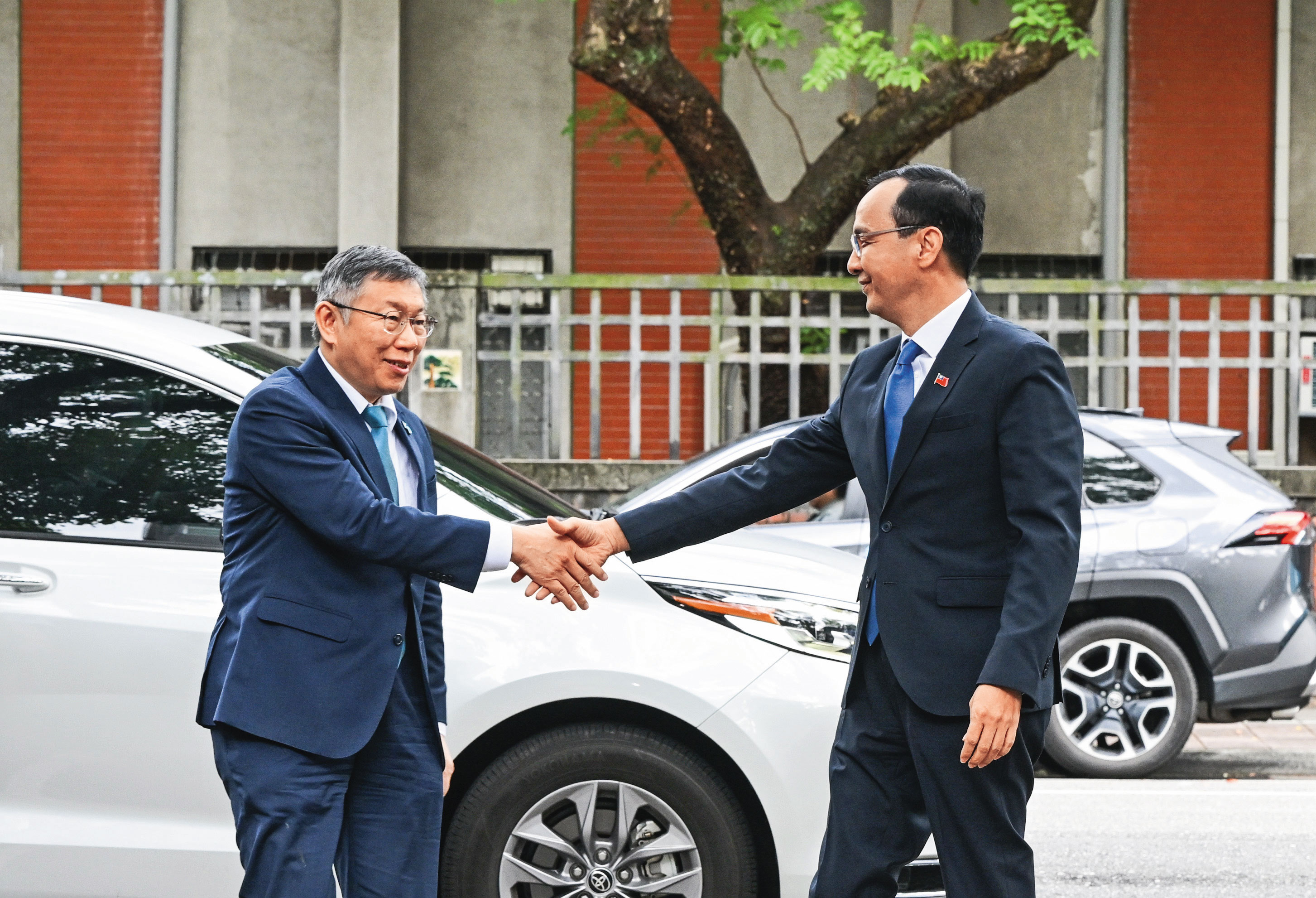 柯文哲（左）遭羈押近1年，藍白互動愈趨近合作、緊密，但柯交保後議題設定及空戰能力都高過藍營眾天王，可能鬆動藍白互動的主客關係。右為國民黨主席朱立倫。（國民黨提供）