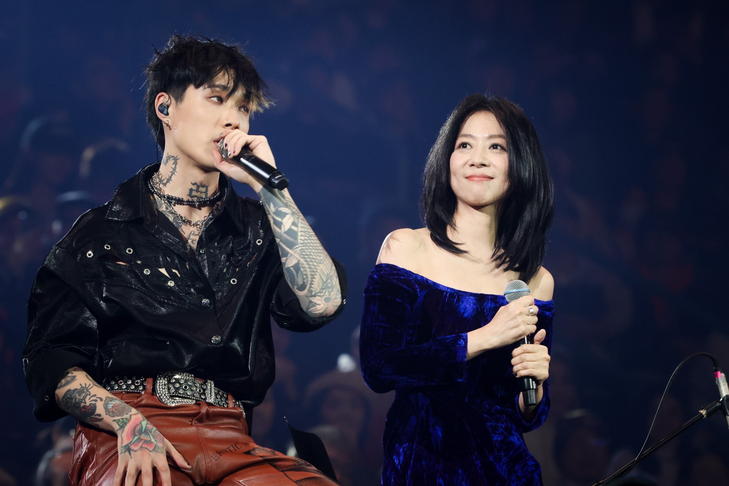 阿夜與陳綺貞合唱雙方合唱〈一切的原因〉。