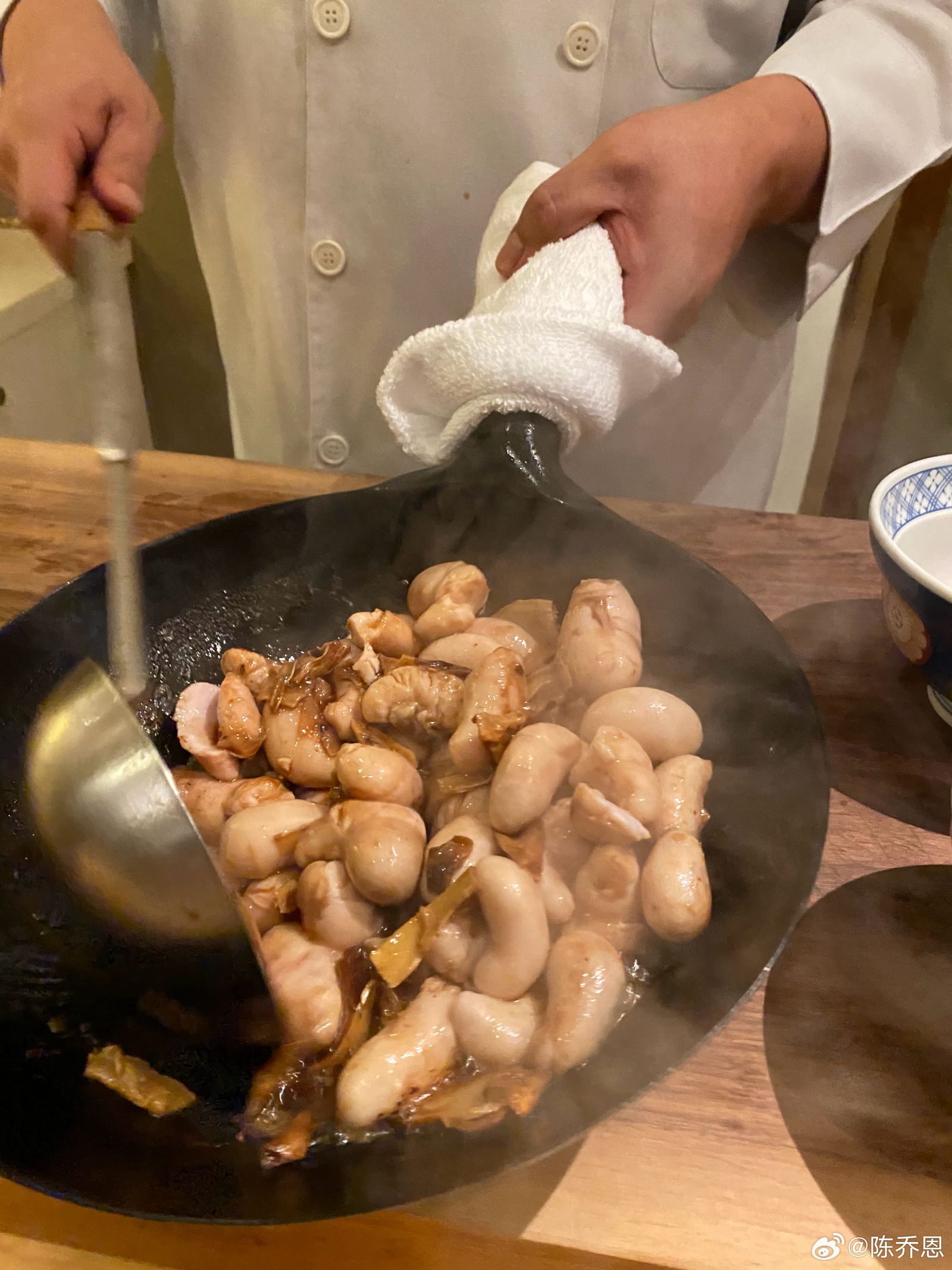 陳喬恩昨在微博po文，強調雞佛的料理在台灣家鄉「是一道很平常的食物」。（翻攝自陳喬恩微博）