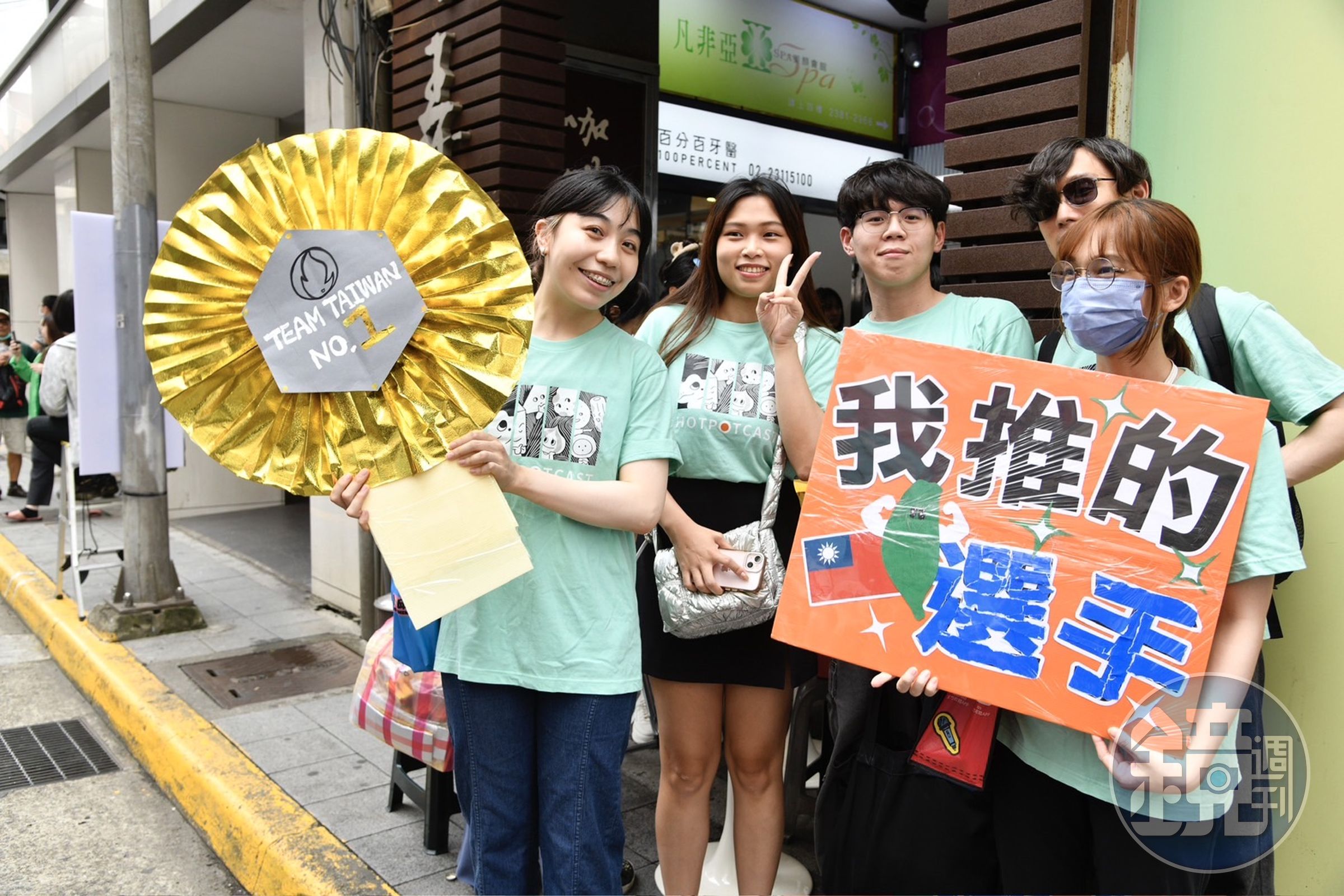 出戰巴黎奧運的國手們下午將展開「台灣英雄大遊行」,接受民眾喝采,已經有民眾卡位等著迎接他們的到來。