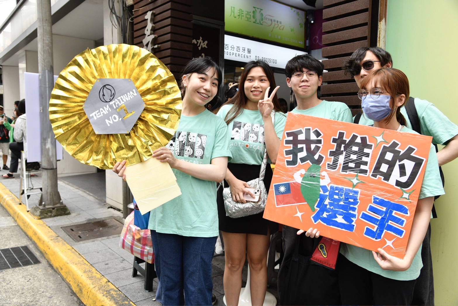 出戰巴黎奧運的國手們下午將展開「台灣英雄大遊行」，接受民眾喝采，已經有民眾卡位等著迎接他們的到來。