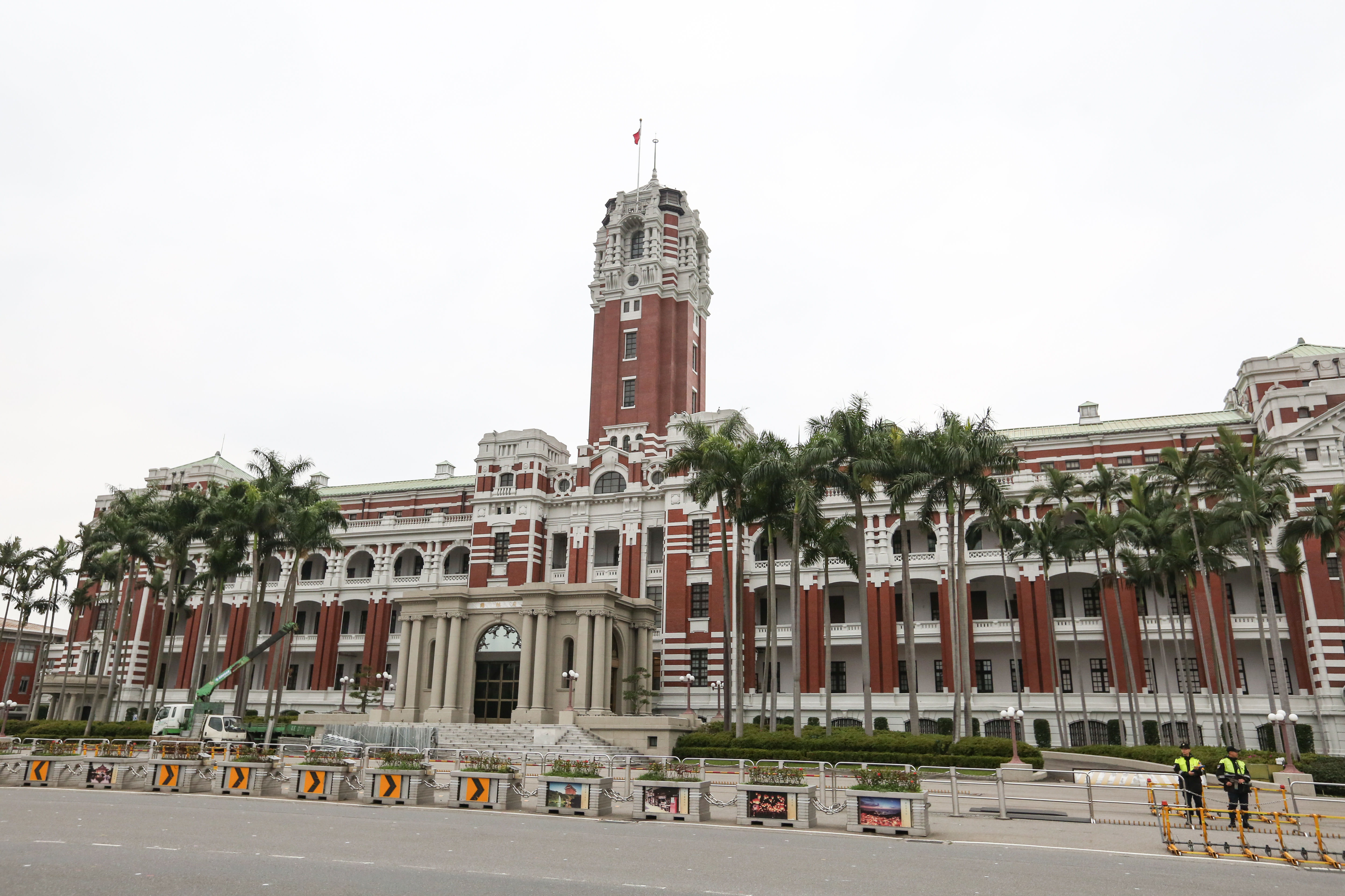 外媒揭露中國持續在多處訓練基地興建台灣重要政府機關的等比例模型,供解放軍進行模擬演練。(本刊資料照)