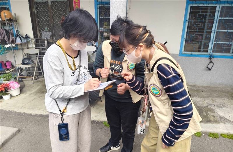 屏東縣社會處到該戶關懷訪視，提供援助。（屏東縣府提供）