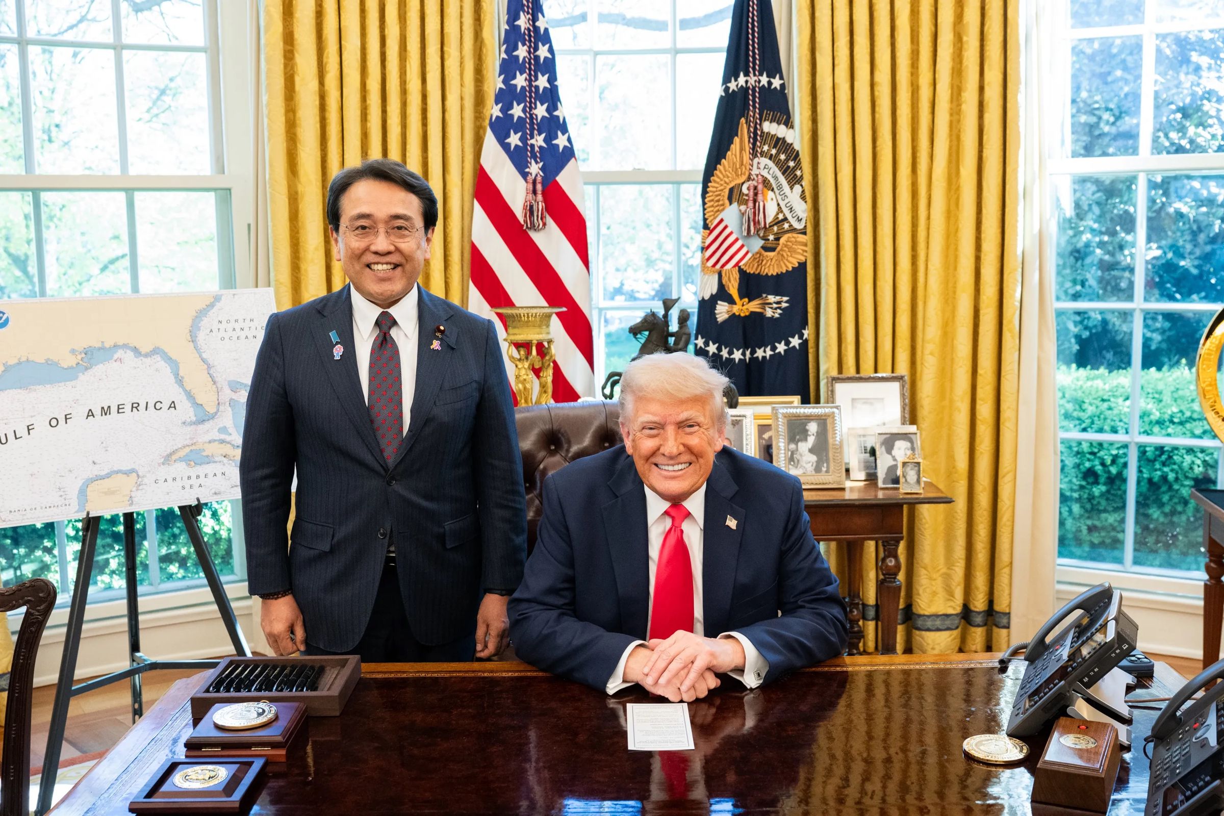 赤澤亮正(左)今年4月在白宮與川普(右)見面。(翻攝白宮官網)