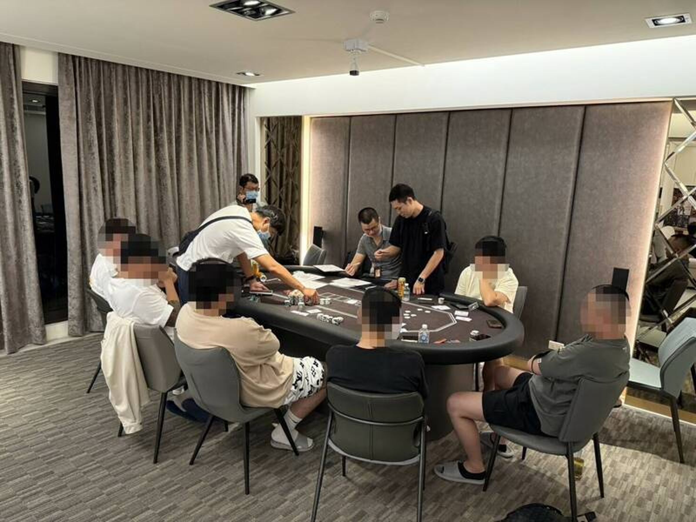 警方在豪宅賭場裡查扣賭具、賭資，初步調查涉足該賭場的賭客，多半是年輕的富家公子哥。（警方提供）