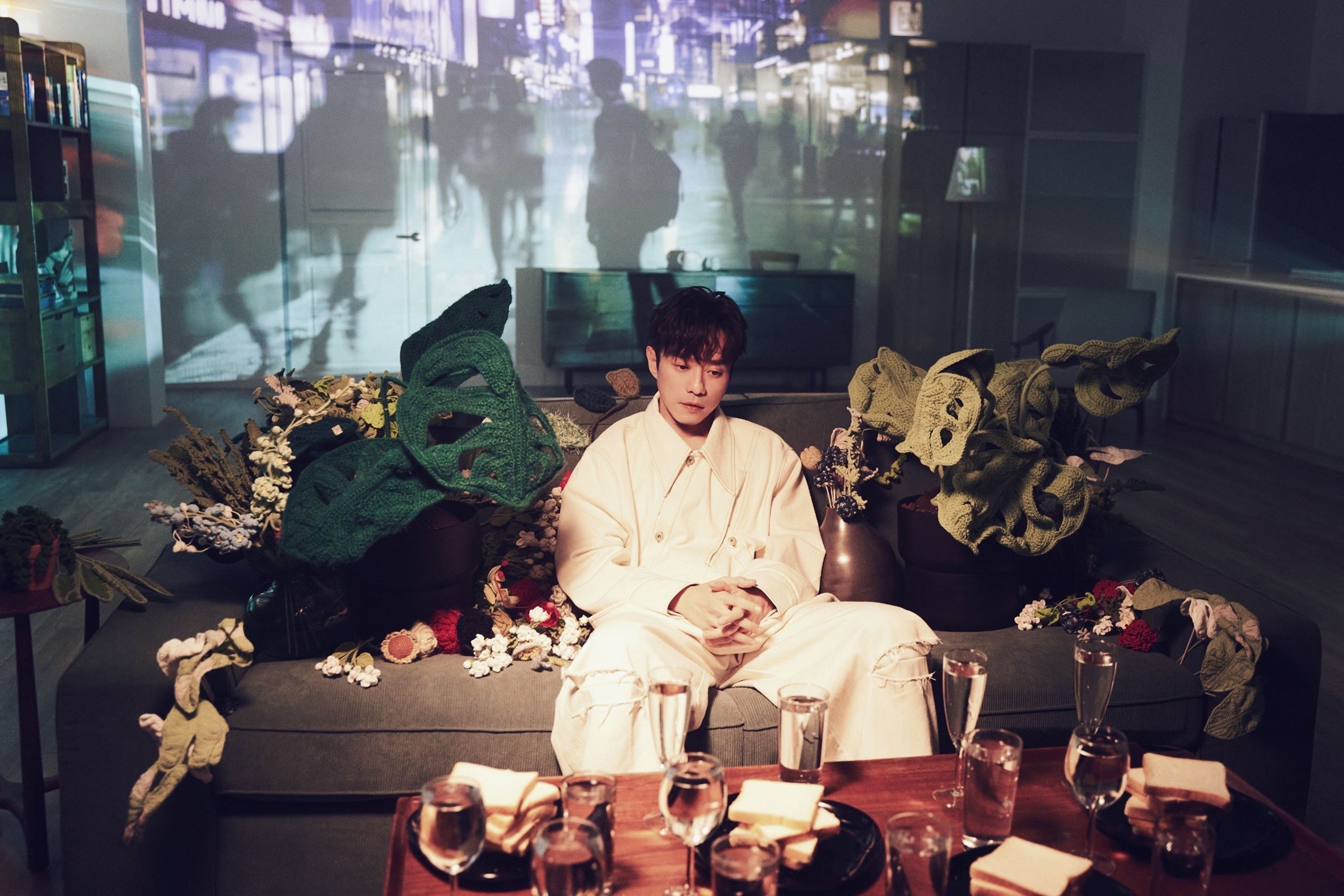 出道多年的張棟樑,近來推出首支粵語歌曲〈集體孤獨〉。(HEADLINE音樂提供)
