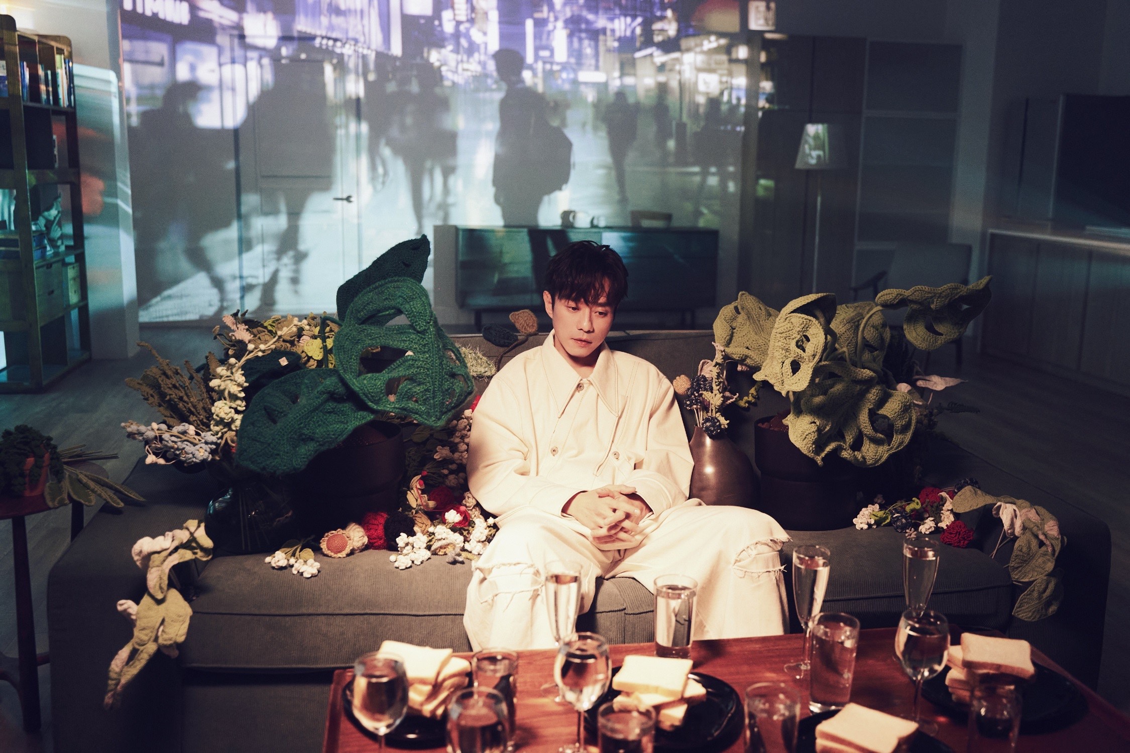 出道多年的張棟樑，近來推出首支粵語歌曲〈集體孤獨〉。（HEADLINE音樂提供）