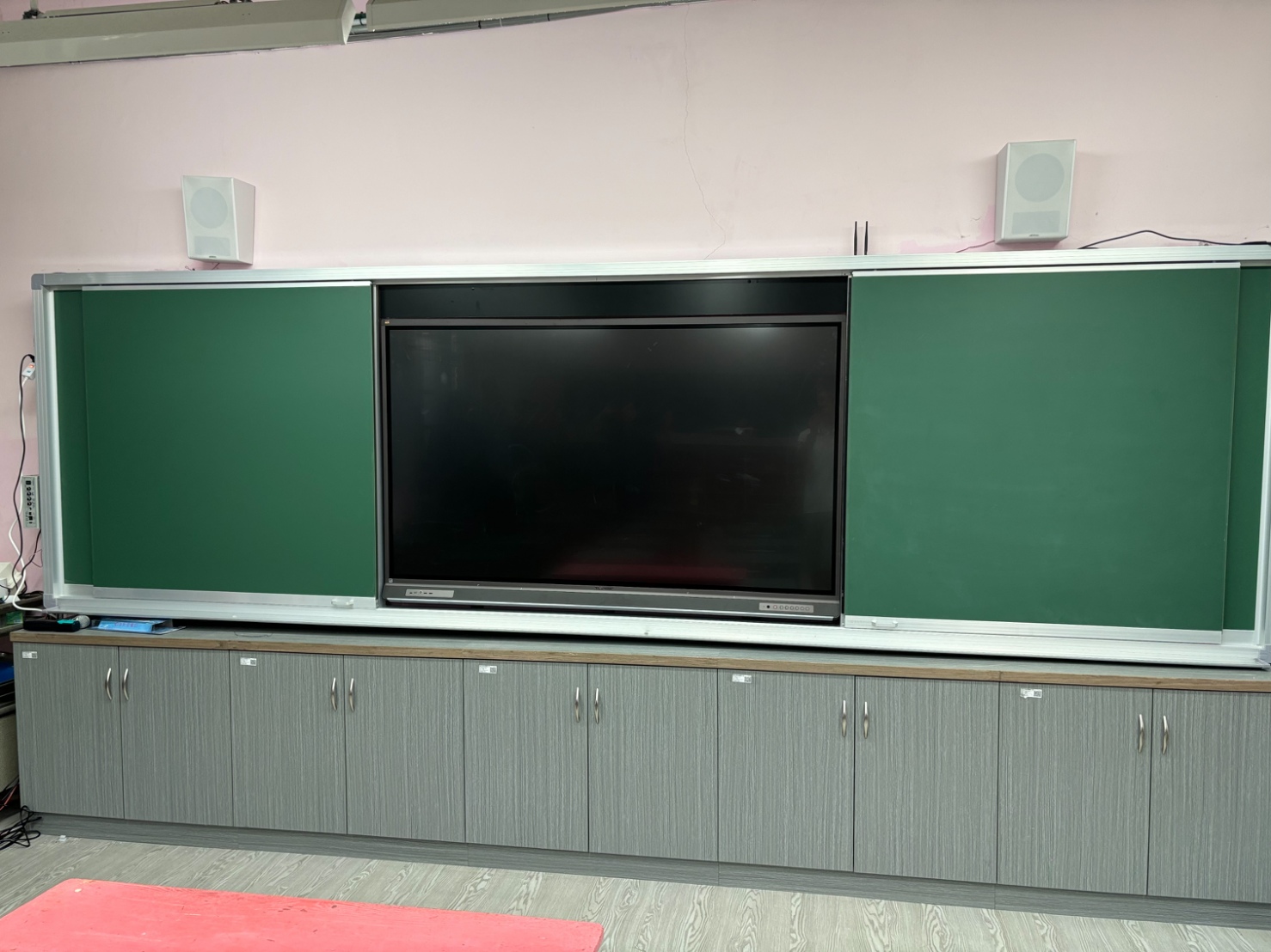 智慧型觸控大電視和琺瑯材質水擦黑板為學生們創造更好的學習環境，也守護師生的健康。（南市府提供）