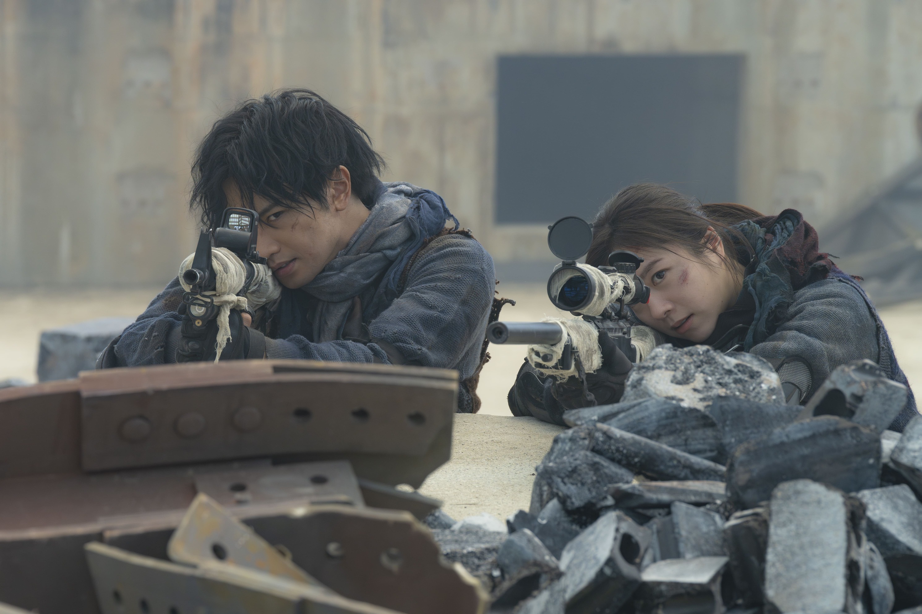 中島健人（左）與milet在片中帥氣化身《蒼龍戰記》小說主角，過足科幻槍戰動作片戲癮。（甲上娛樂提供）