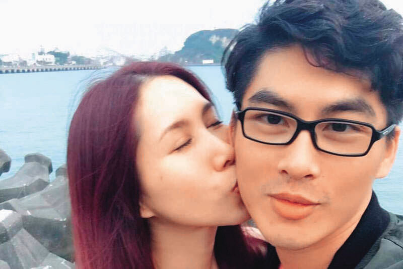 余苑綺（左）因羽球認識陳鑒（右），交往1個多月就懷孕。（翻攝臉書）