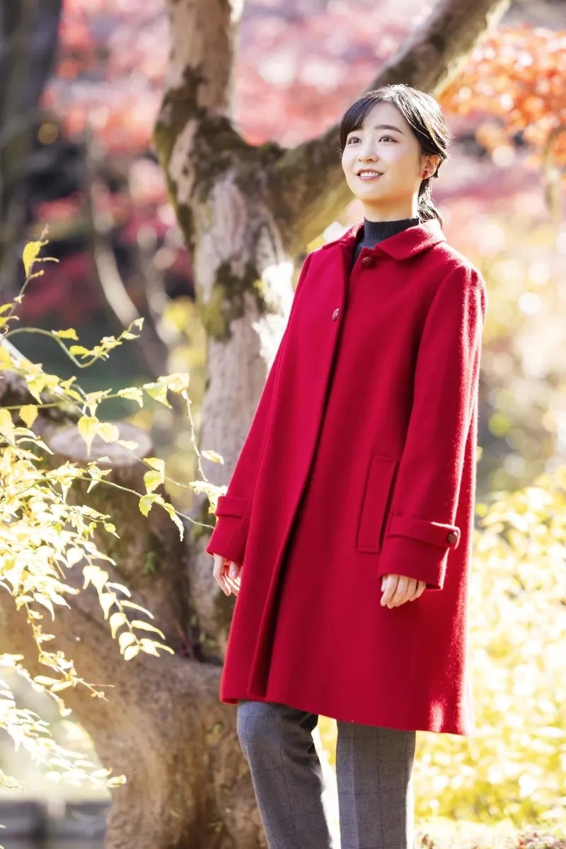 今年佳子展現輕熟女幹練裝扮。（翻自X平台）
