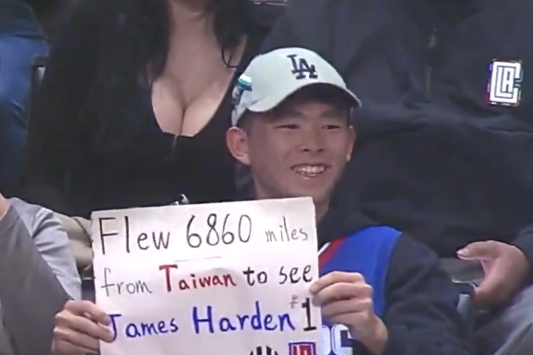 台灣球迷與哈登的溫馨互動登上NBA官方社群，卻因為女觀眾的爆乳失焦。（翻攝自NBA官方X）