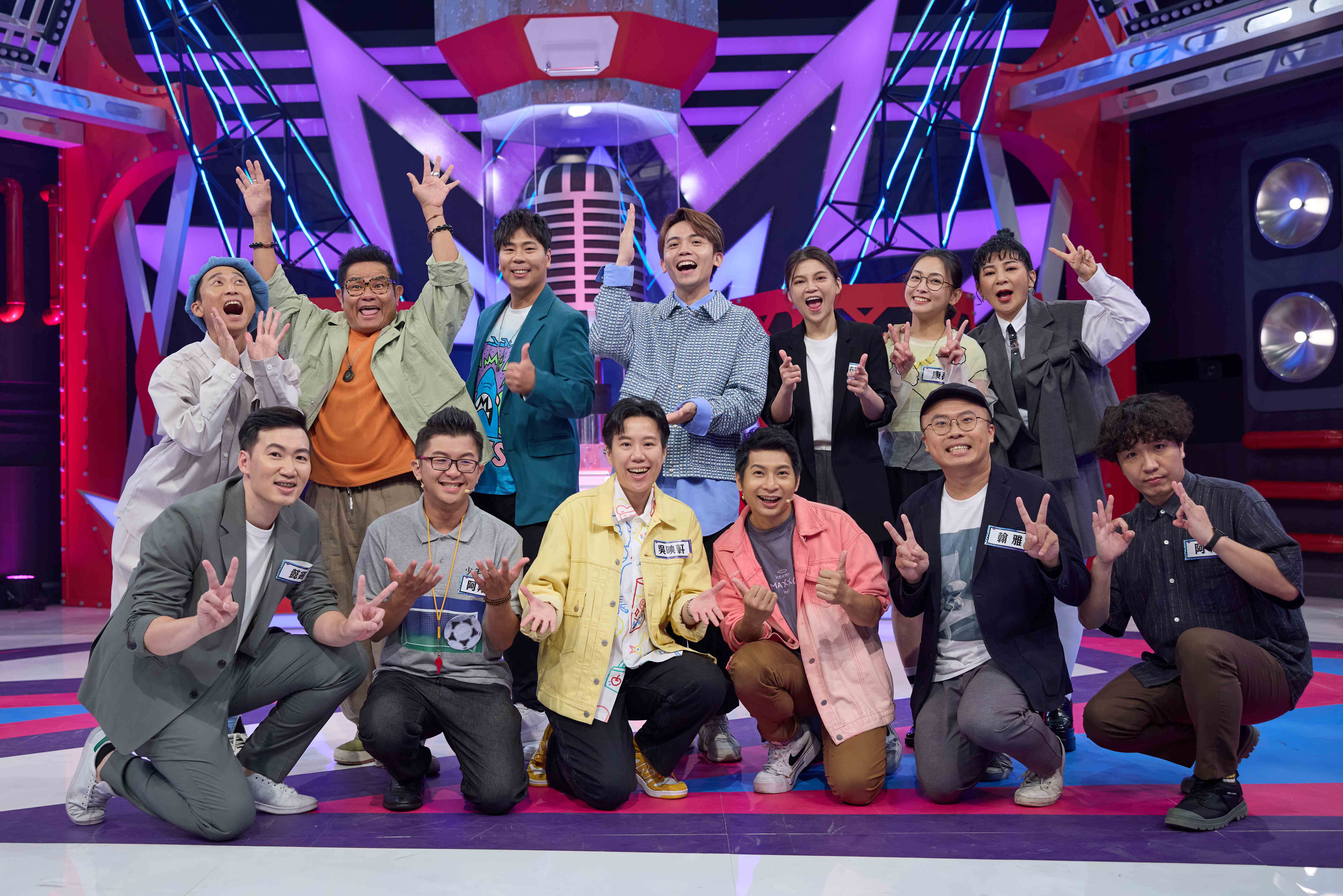 《Talk Talk秀台語》是台灣第一個全台語站立式喜劇選秀節目，由謝炘昊與Sandy吳姍儒首次搭檔主持。  （公視台語台提供）