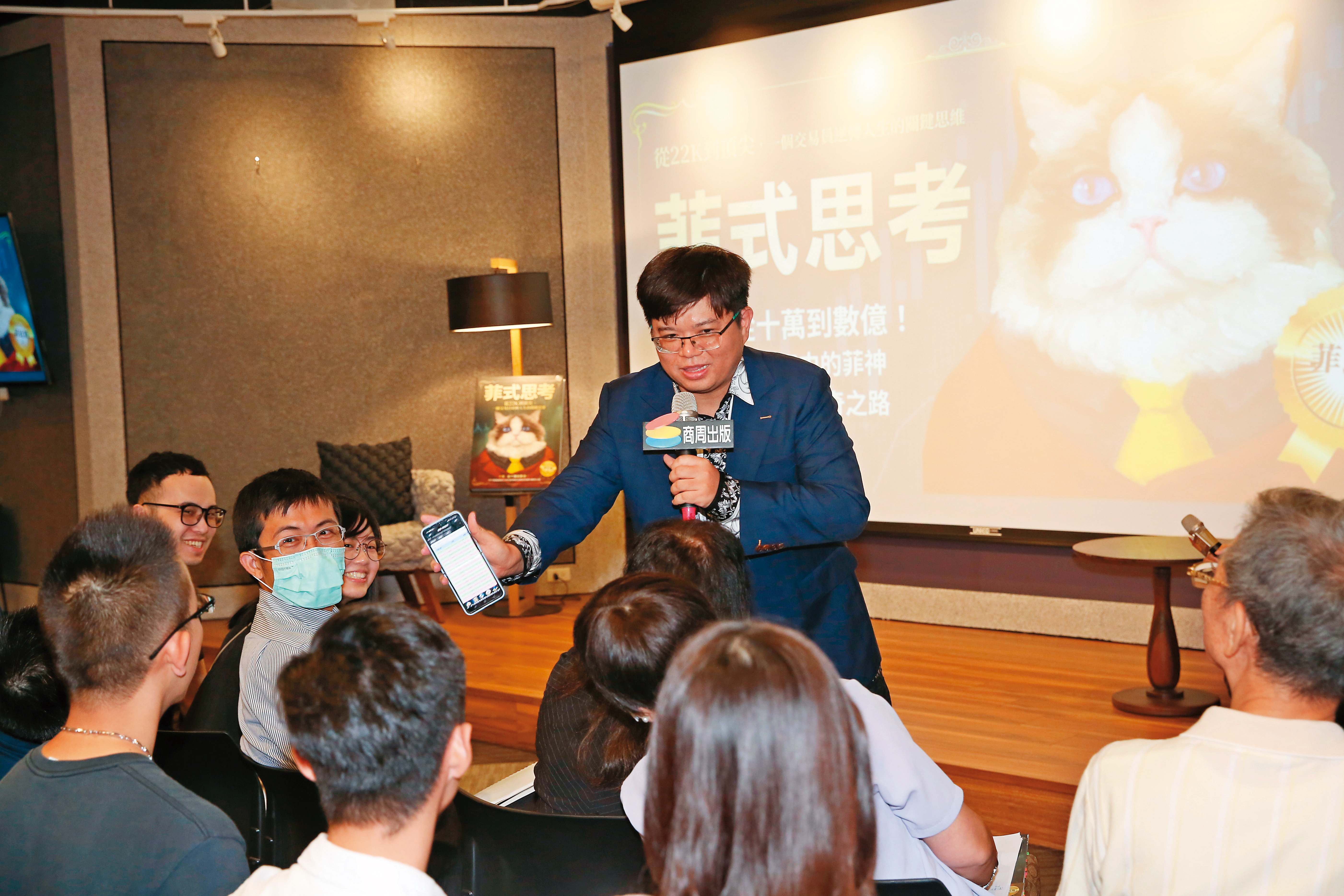 菲比斯說，公司董事賣股，就是值得留意的警訊。