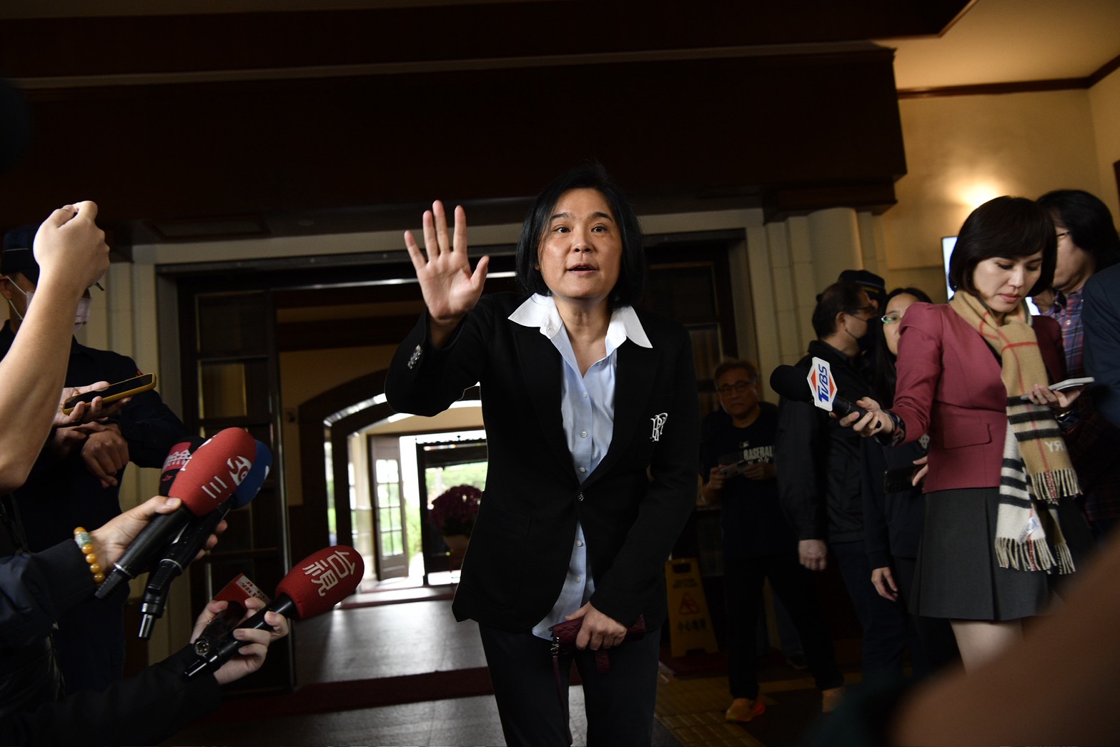 國會助理們齊聚立院大門前抗議，陳玉珍稱正面回應。（鏡報李智為）