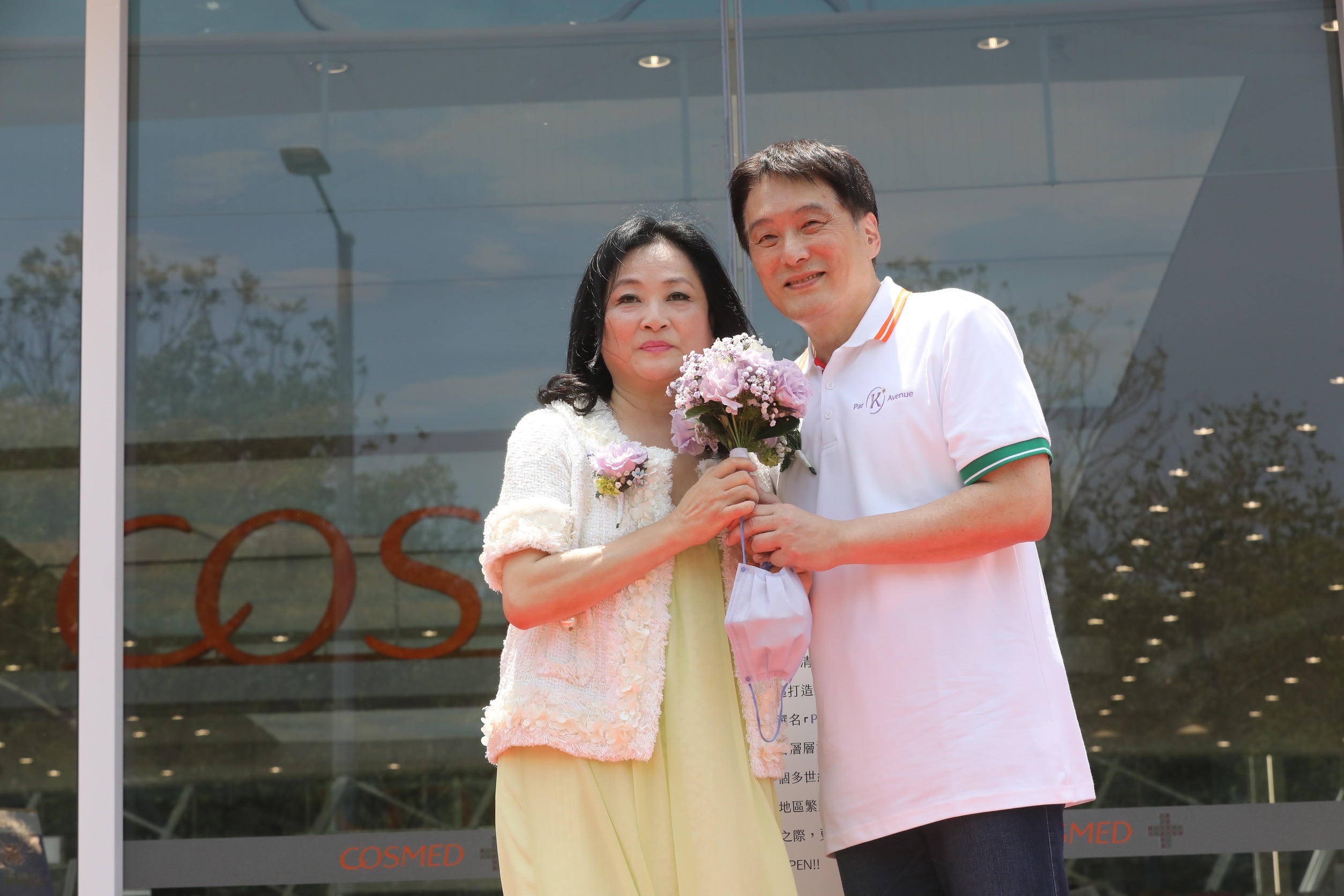 統一集團大家長的羅智先、高秀玲夫婦,一同出席全新商場的開幕記者會。