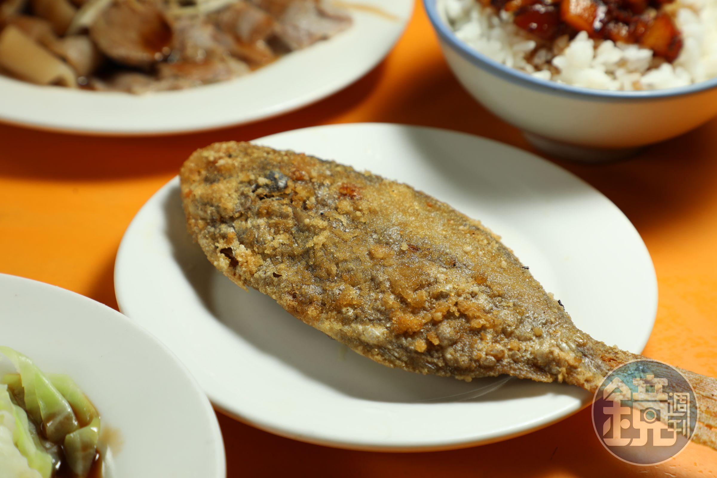 今天來得早，還吃到整隻的炸鮮魚，平常很快就賣光。（70元／份）