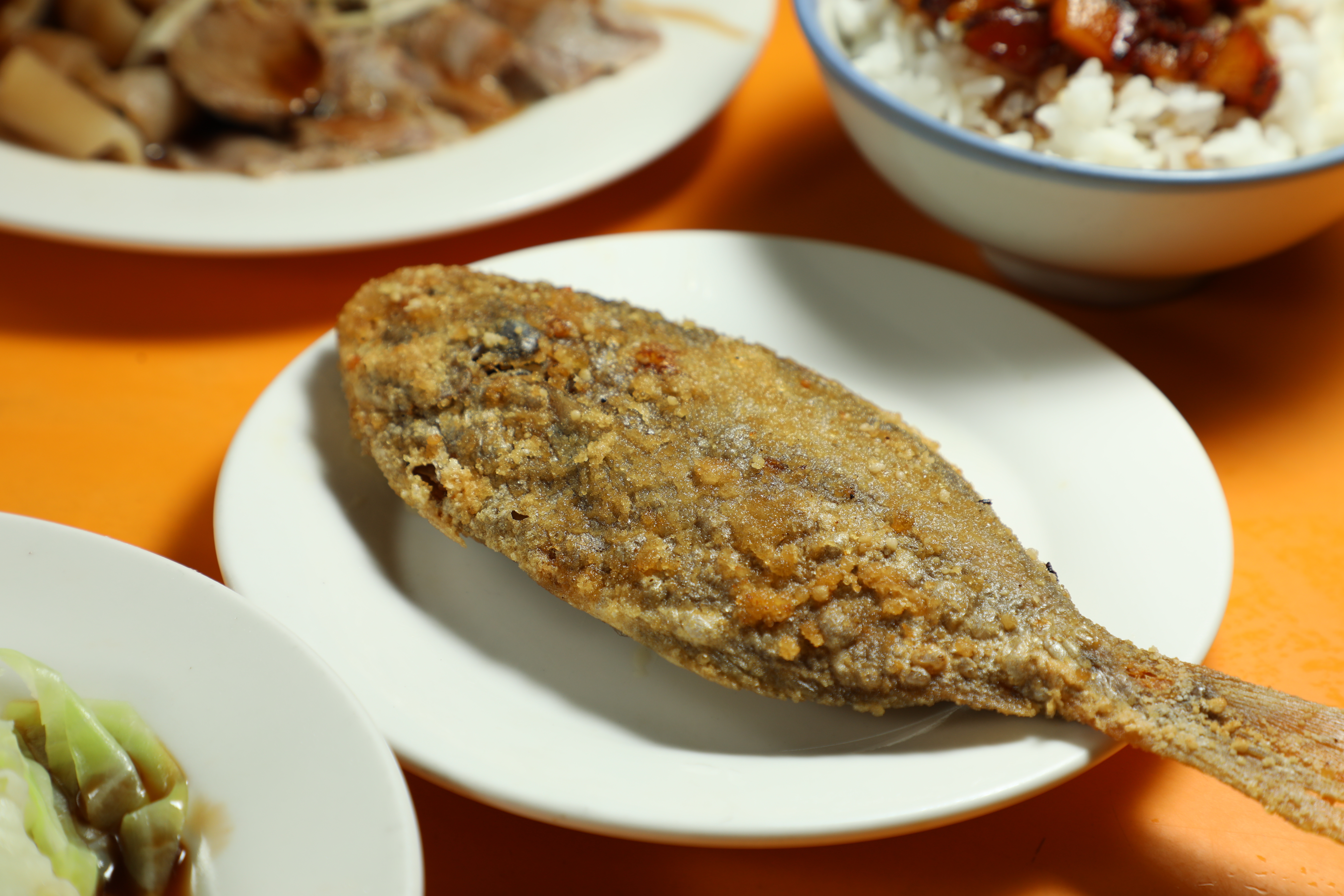 今天來得早,還吃到整隻的炸鮮魚,平常很快就賣光。(70元/份)