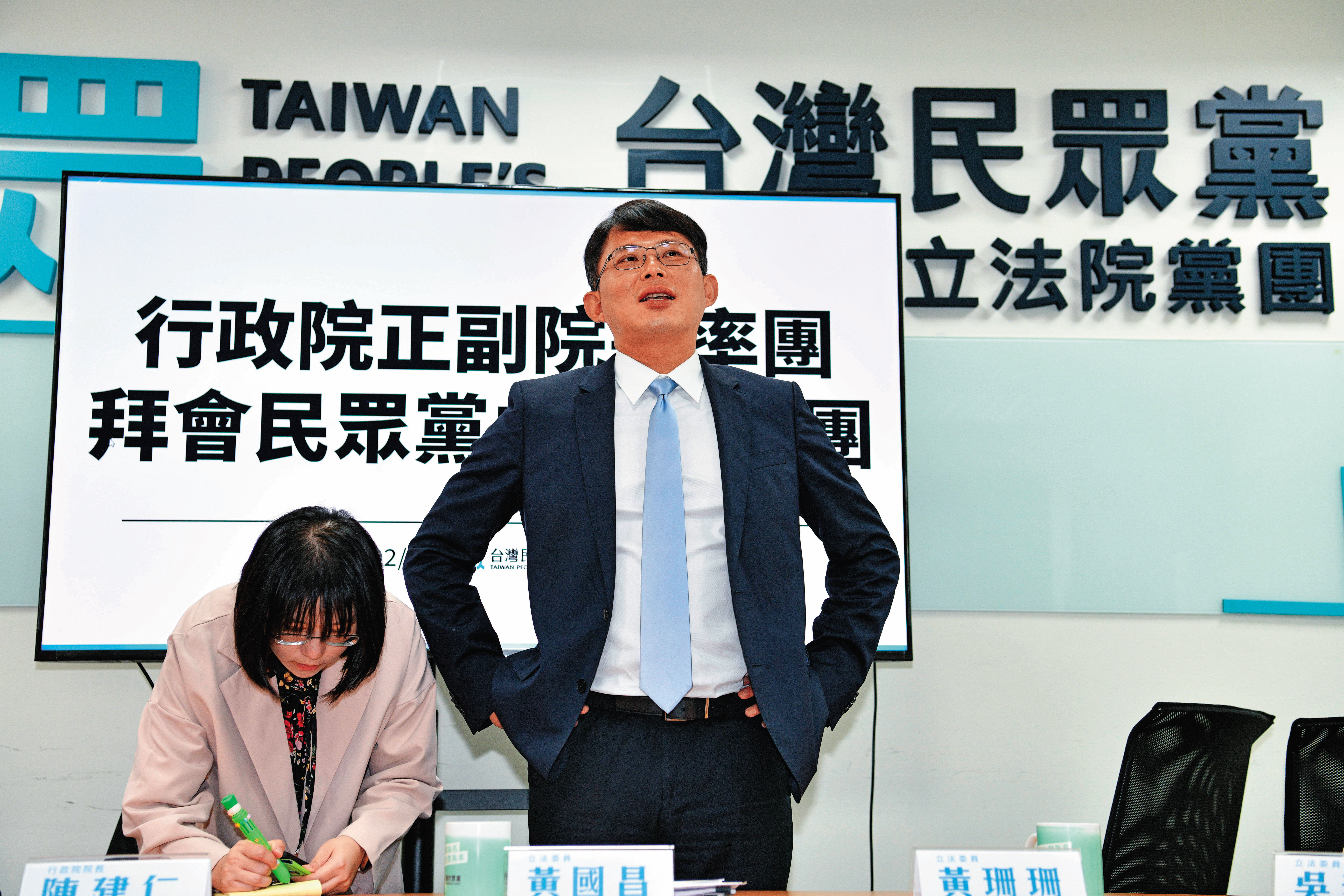 黃國昌擔任民眾黨團總召，並瞄準2年後的新北市長選舉，但對內宣示不碰黨務，避免再次捲入內鬥自傷。