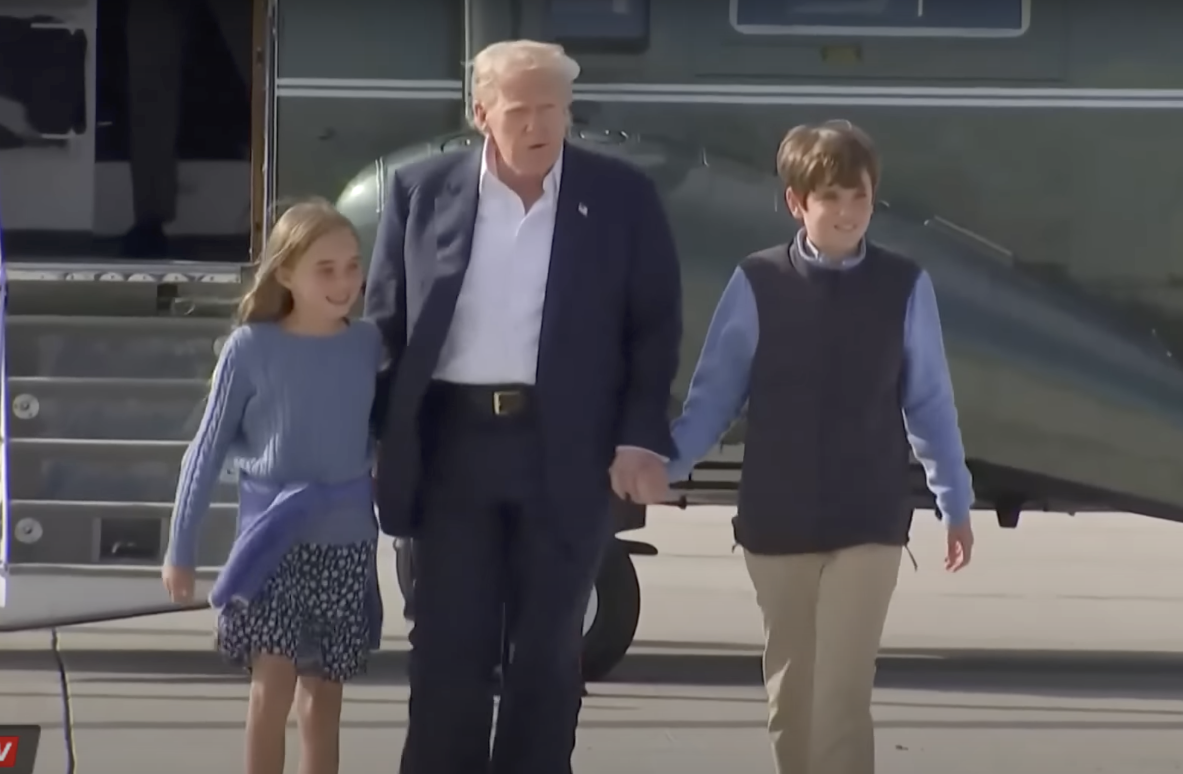 川普帶著孫女克羅伊（左）、孫子史賓瑟（右）搭乘空軍一號。（翻攝Diario AS YouTube頻道）