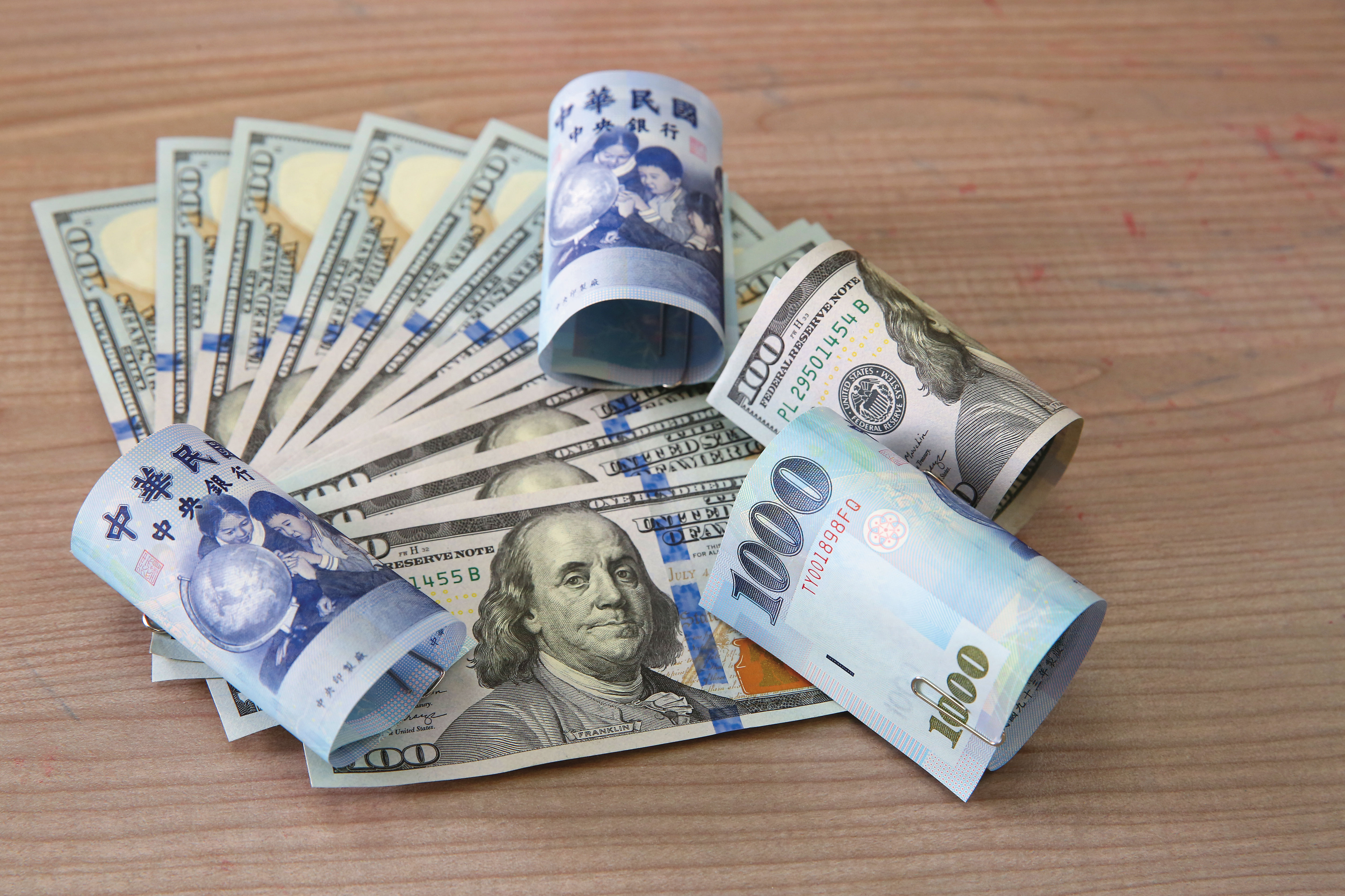 美元保單為美元計價，匯率風險須保戶自行承擔。（本刊資料照）