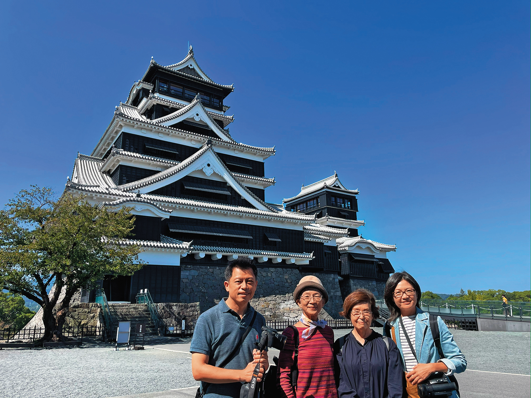 黃銘正（左一）和連楨惠（右一）赴日本拍攝，與湯聰模的女兒湯雅清（左二）、表妹水上裕子（右二）在熊本城前合影。（希望行銷提供）