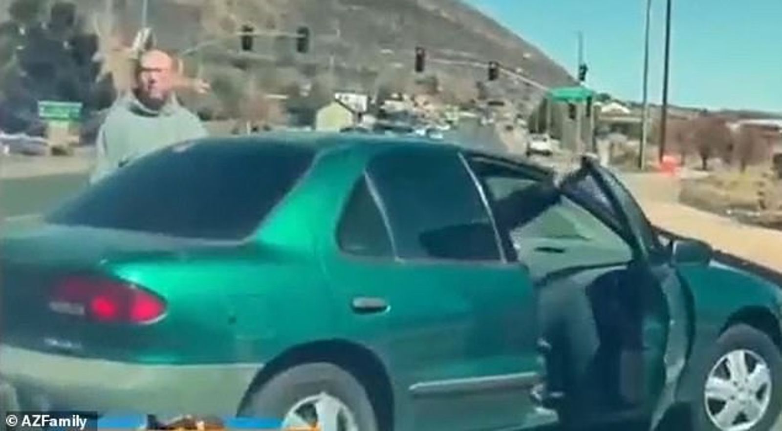 綠車司機突然逼停蘇珊。(翻自《亞利桑那家庭》)