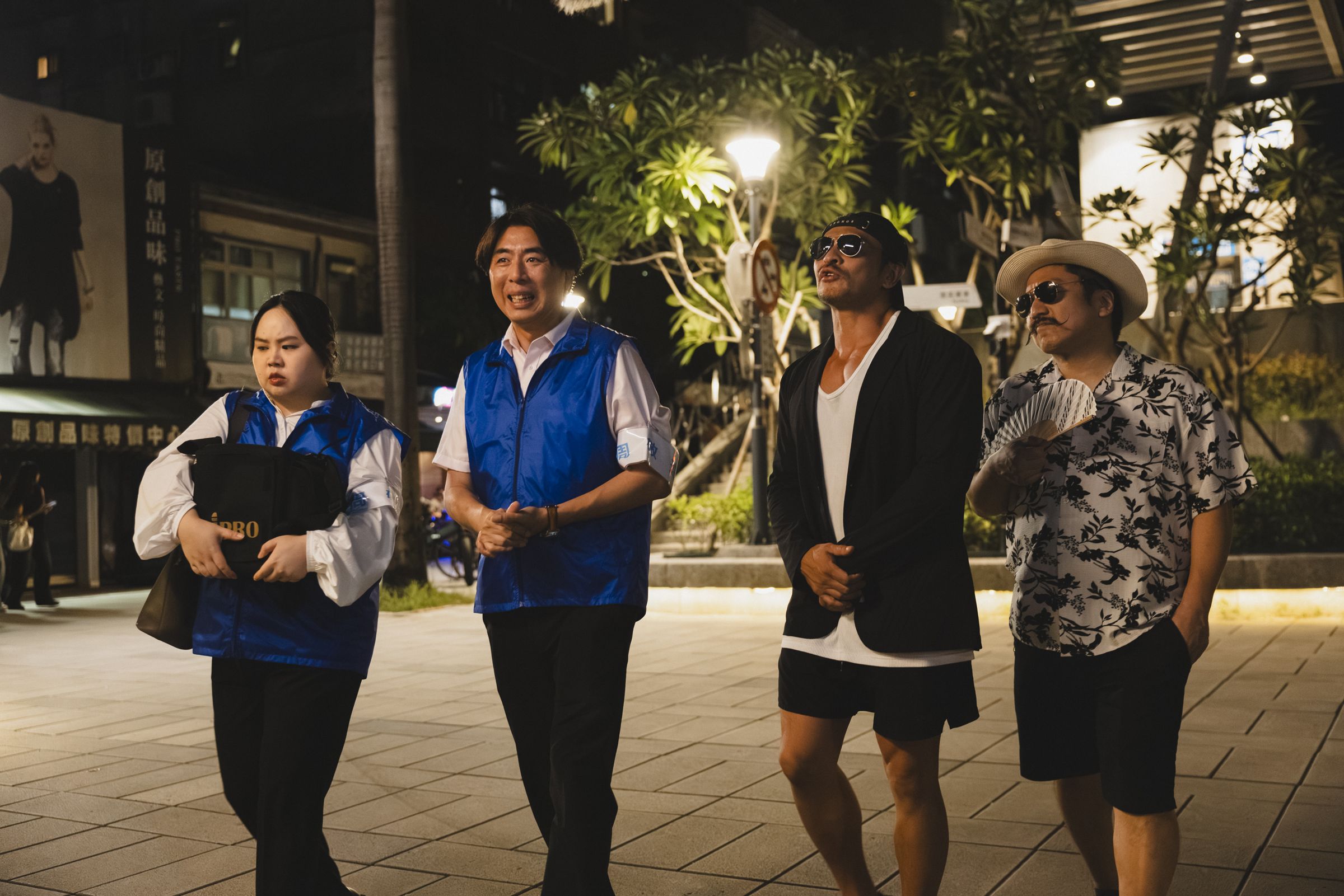 大文(左起)在《我要當總統》中飾演梁赫群的幕僚,與夢多跟北村豐晴的組合是競爭對手。(萊智方體提供)