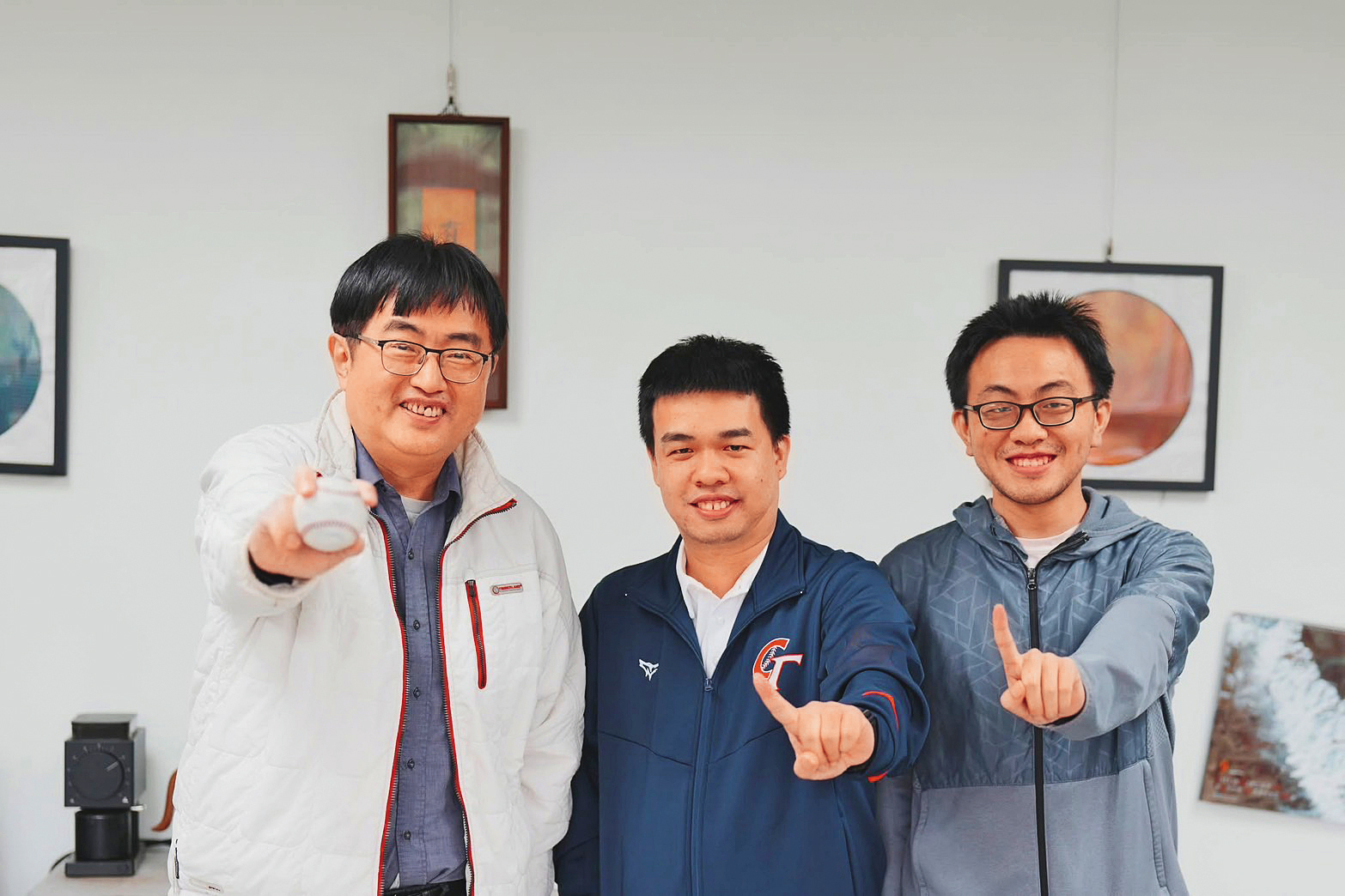 台灣12強冠軍情蒐團隊成員、灼見數據技術開發陳以洵(中),是蔡炎龍(左)Python課的學生,奪冠後受邀回政大分享。(蔡炎龍提供)