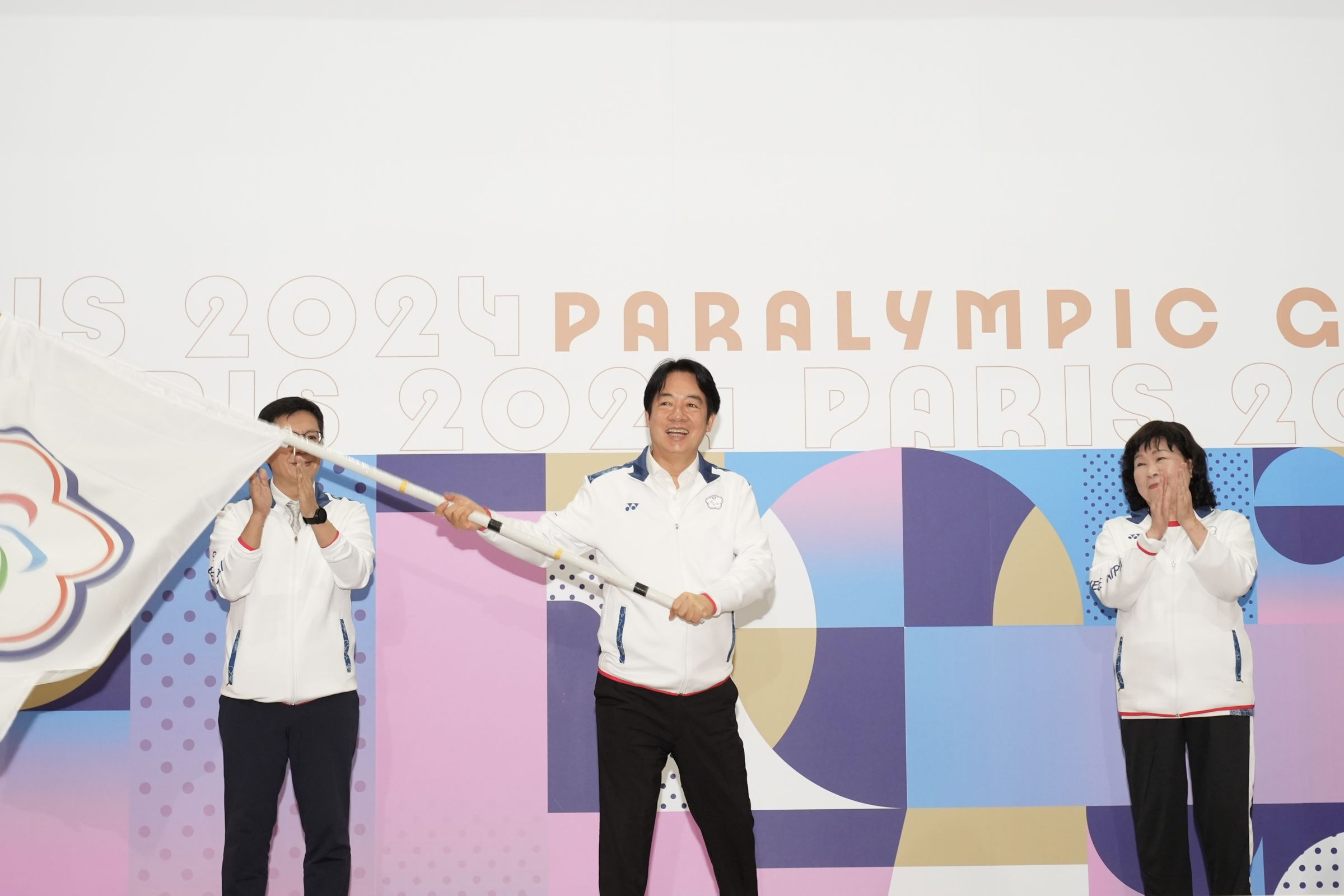 賴清德今為帕運代表團授旗,並宣布獎金補助加碼。(體育署提供)