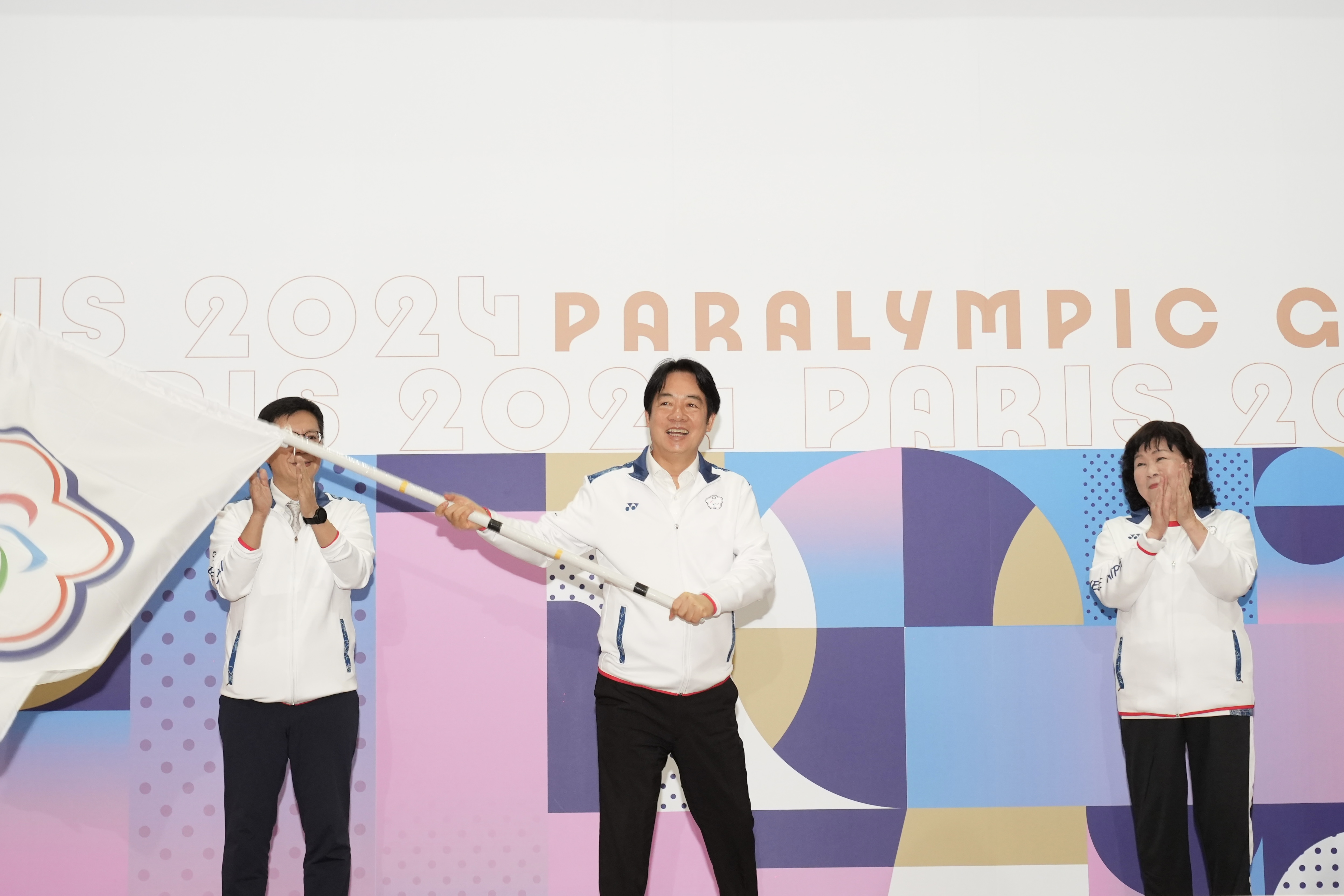 賴清德今為帕運代表團授旗，並宣布獎金補助加碼。（體育署提供）