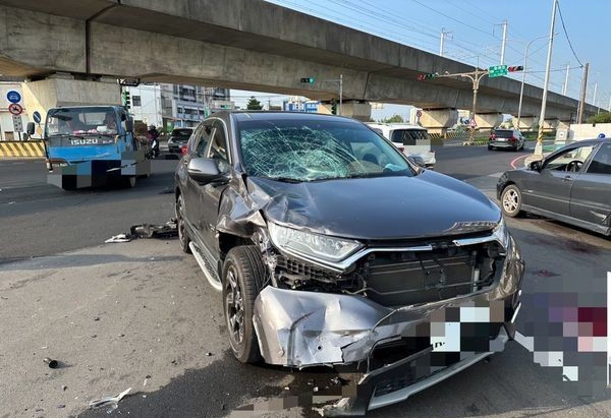 違規車輛撞擊力道過大,除了保險桿掉落,擋風玻璃也碎裂。(翻攝畫面)