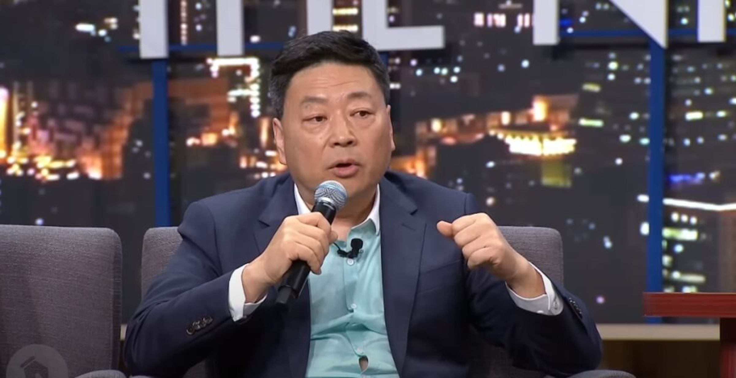 中國媒體人王志安日前受邀上《賀瓏夜夜秀》大談台灣選舉，揶揄民進黨利用身障人士造勢，引發關注。（翻攝自STR Network YouTube頻道網頁）