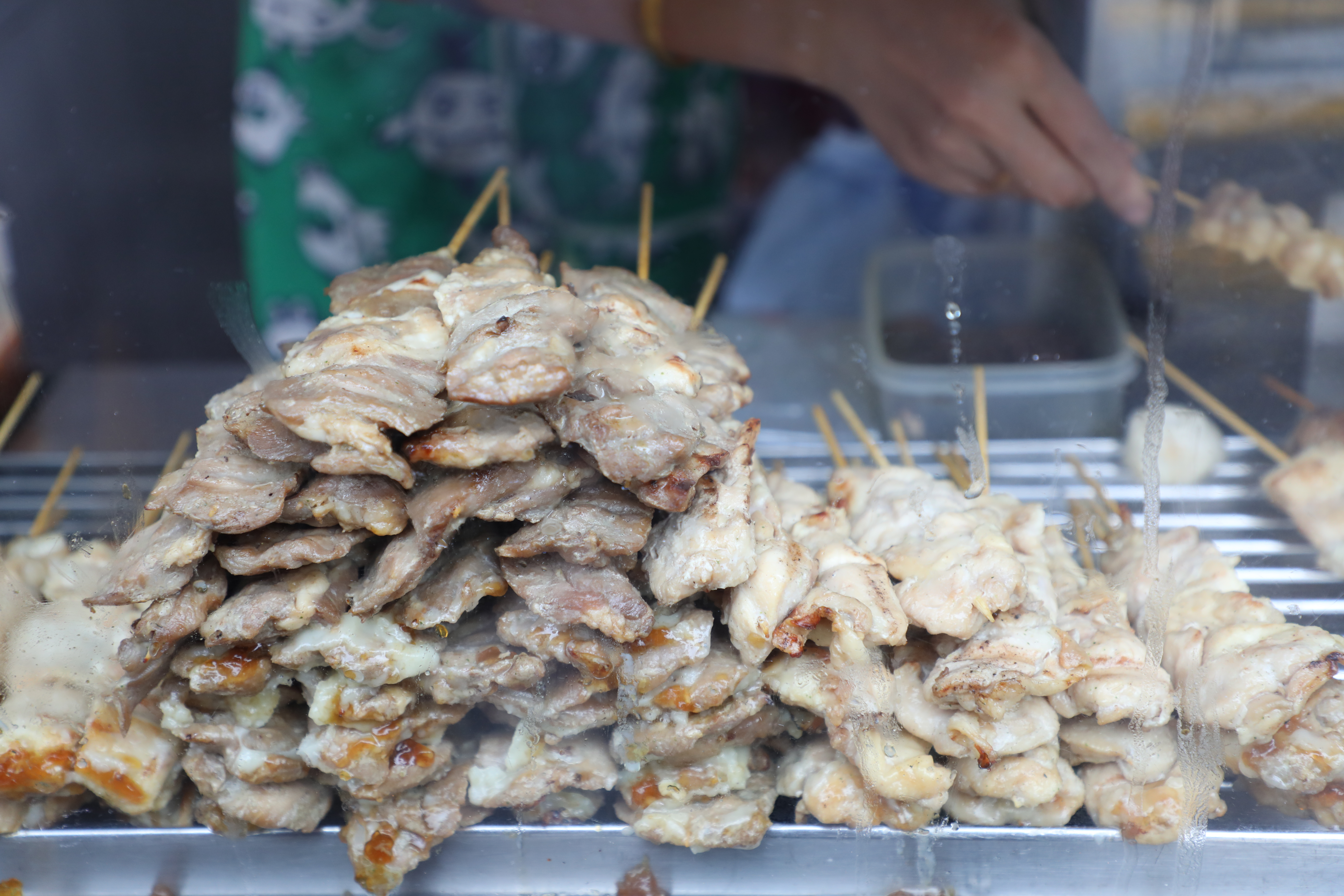 門口的食物櫃擺上一堆堆預烤過的食材。